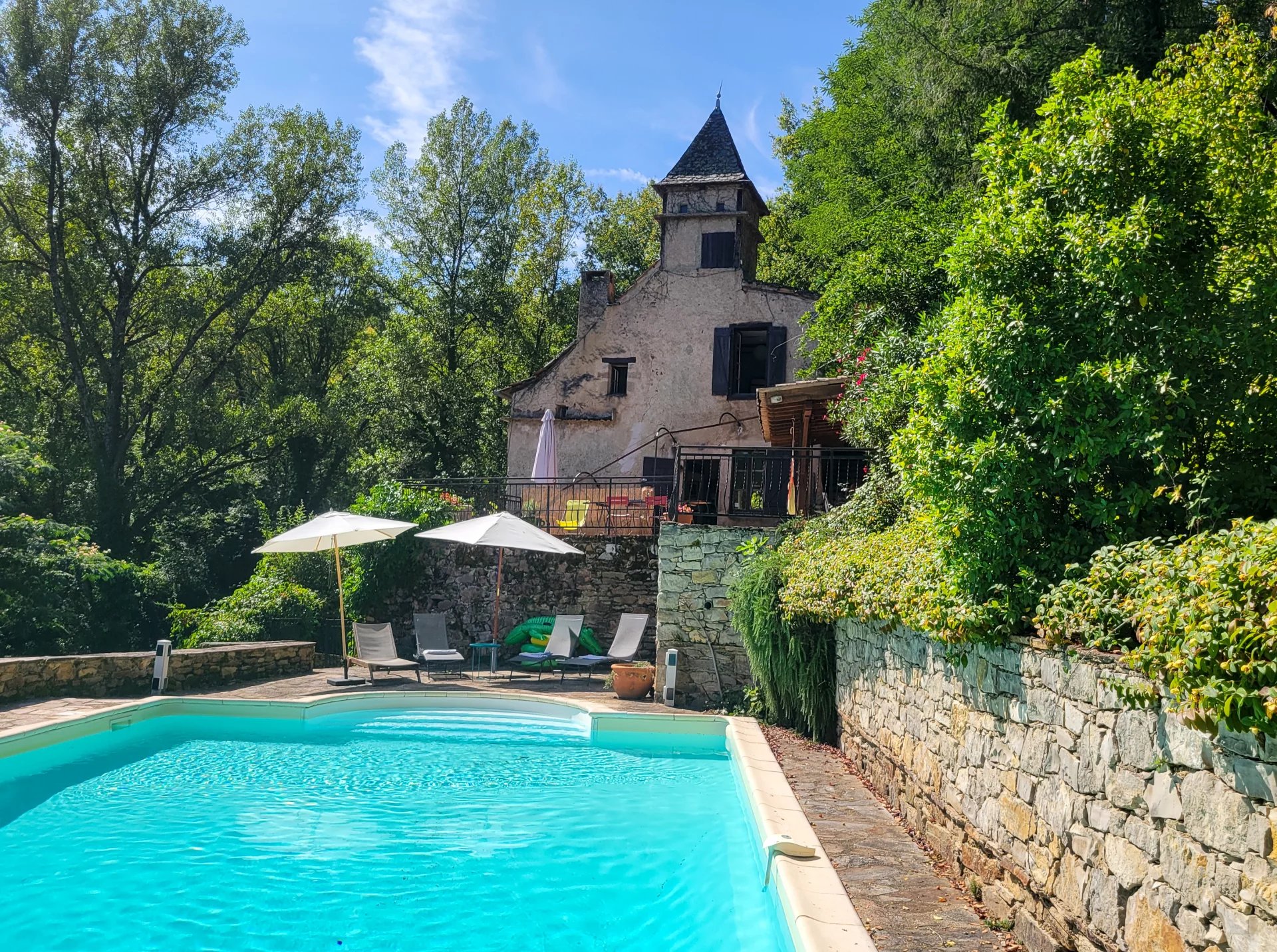 Maison de campagne avec grange, piscine et belle vue sur le château de Najac