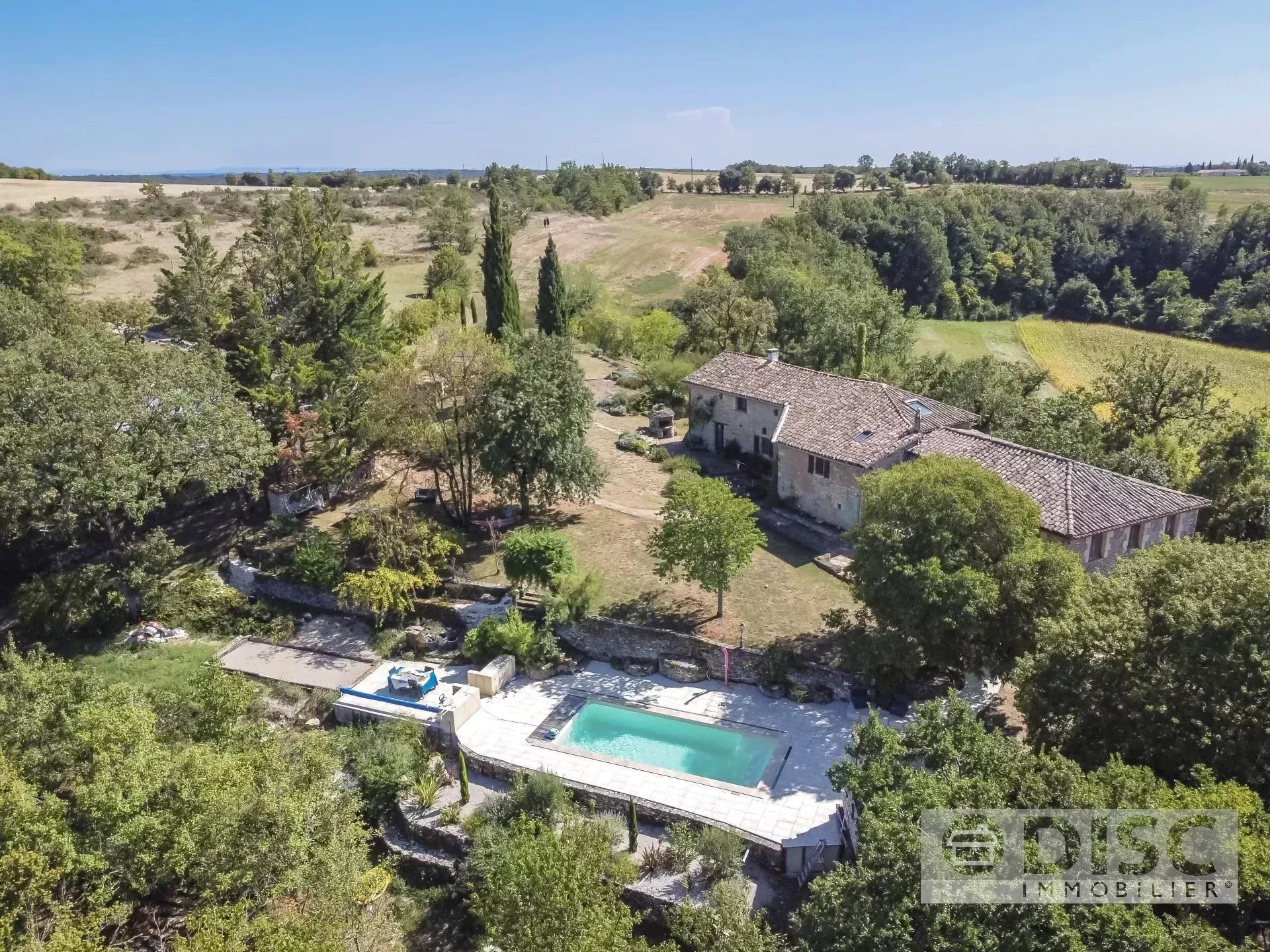 Spacieuse propriété avec Gîte, piscine et 10 hectares sur magnifique position.