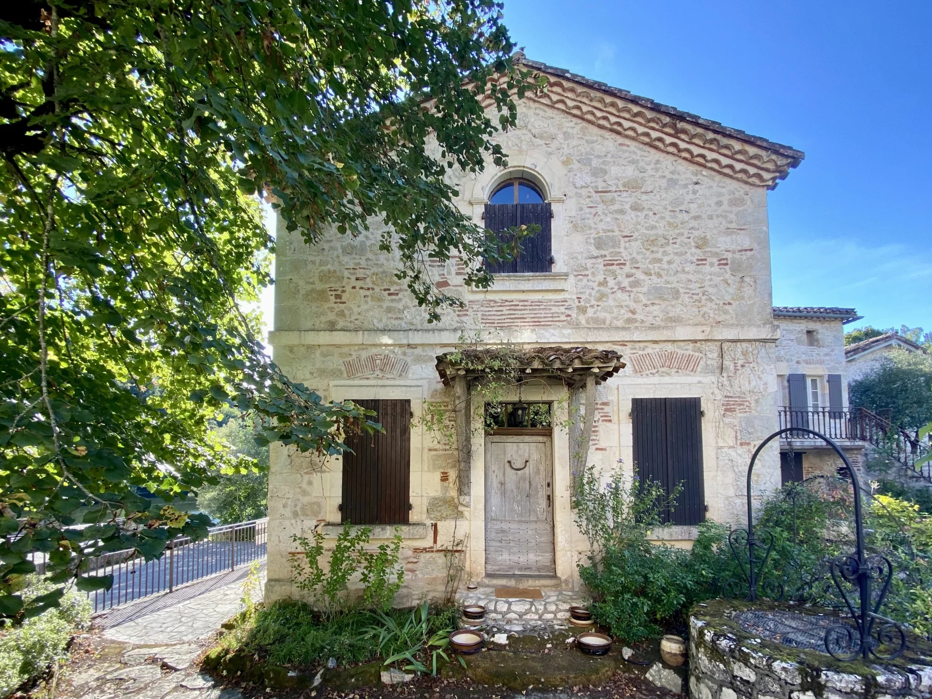 Maison de caractère au bord d'une rivière