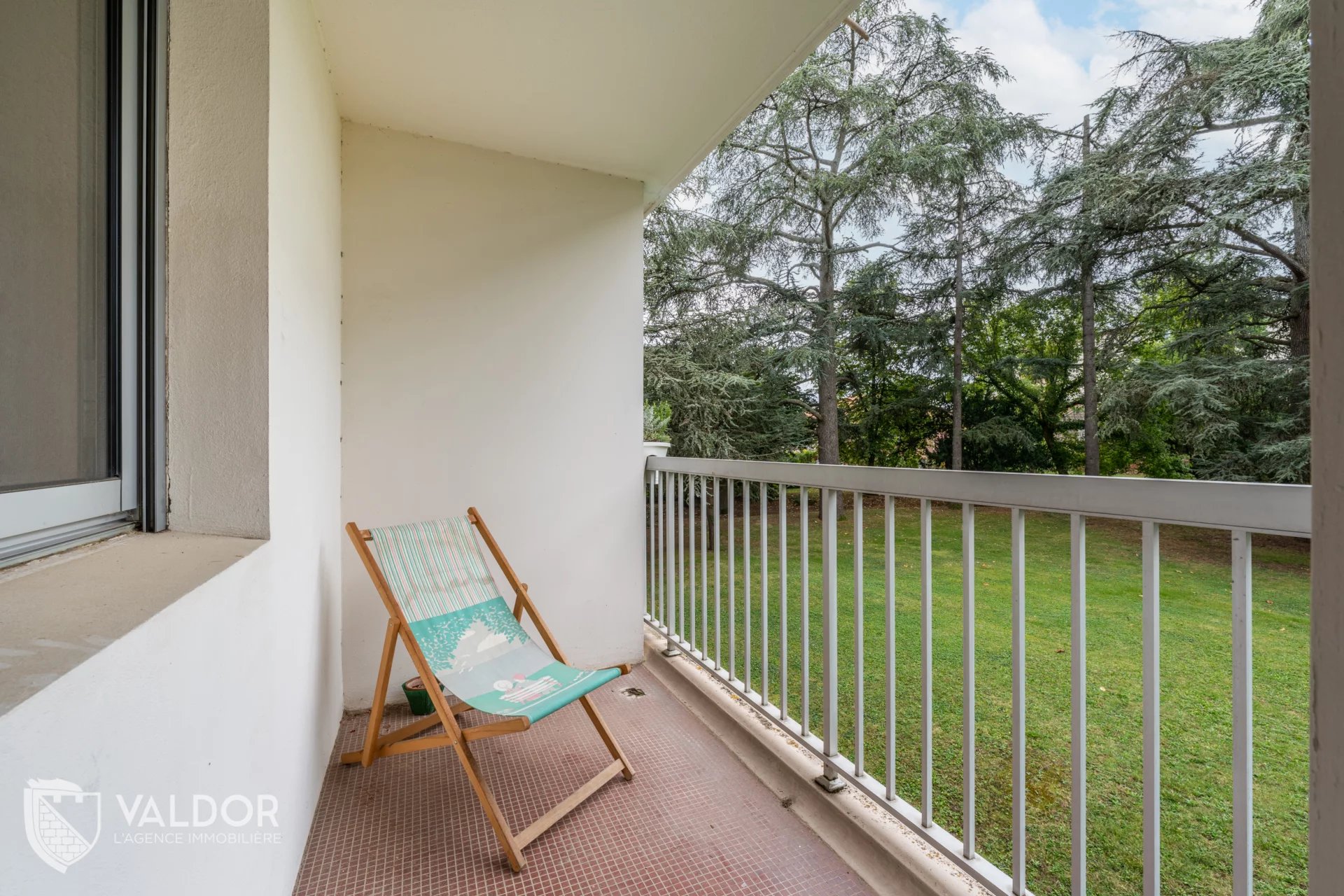 APPARTEMENT GRAND TYPE 2 environ 55m2 Carrez  AVEC VUE SUR PARC, BALCON, PISCINE et TENNIS