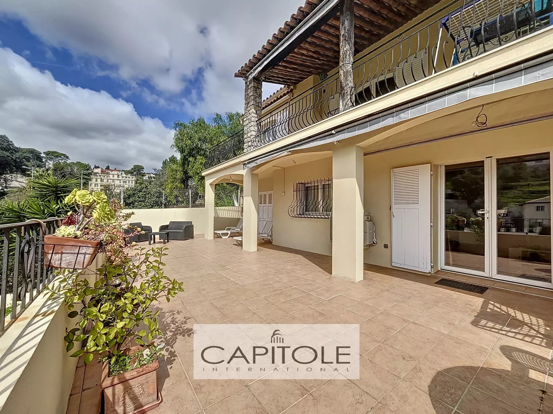 VALLAURIS - Superbe villa indépendante de 8 pièces avec piscine, double terrasse et jardin spacieux.