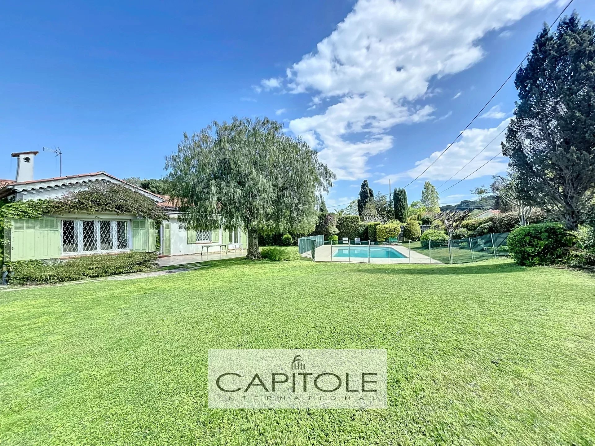 FOR SALE – 5 BEDROOMS VILLA ON ONE LEVEL WITH SWIMMING POOL - CAP D'ANTIBES