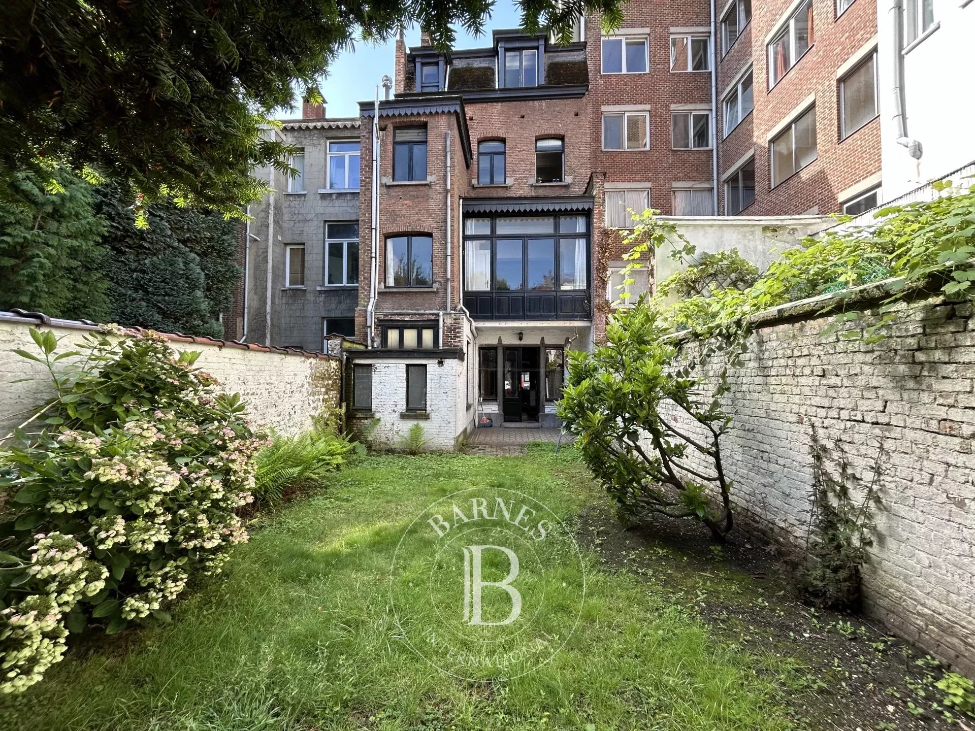 Ixelles - quartier Louise - Grande maison avec jardin à rénover.