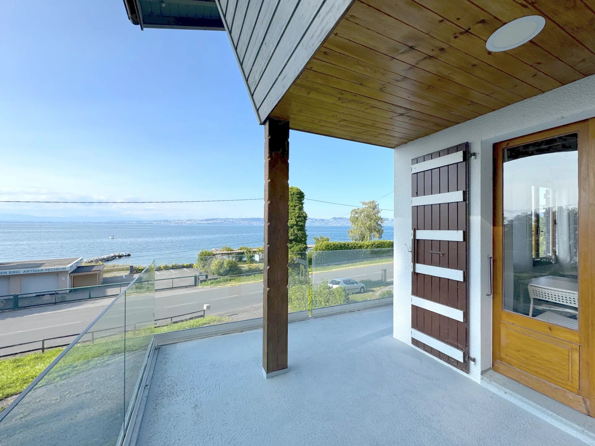 MAISON VUE LAC AVEC BALCON ET TERRAIN