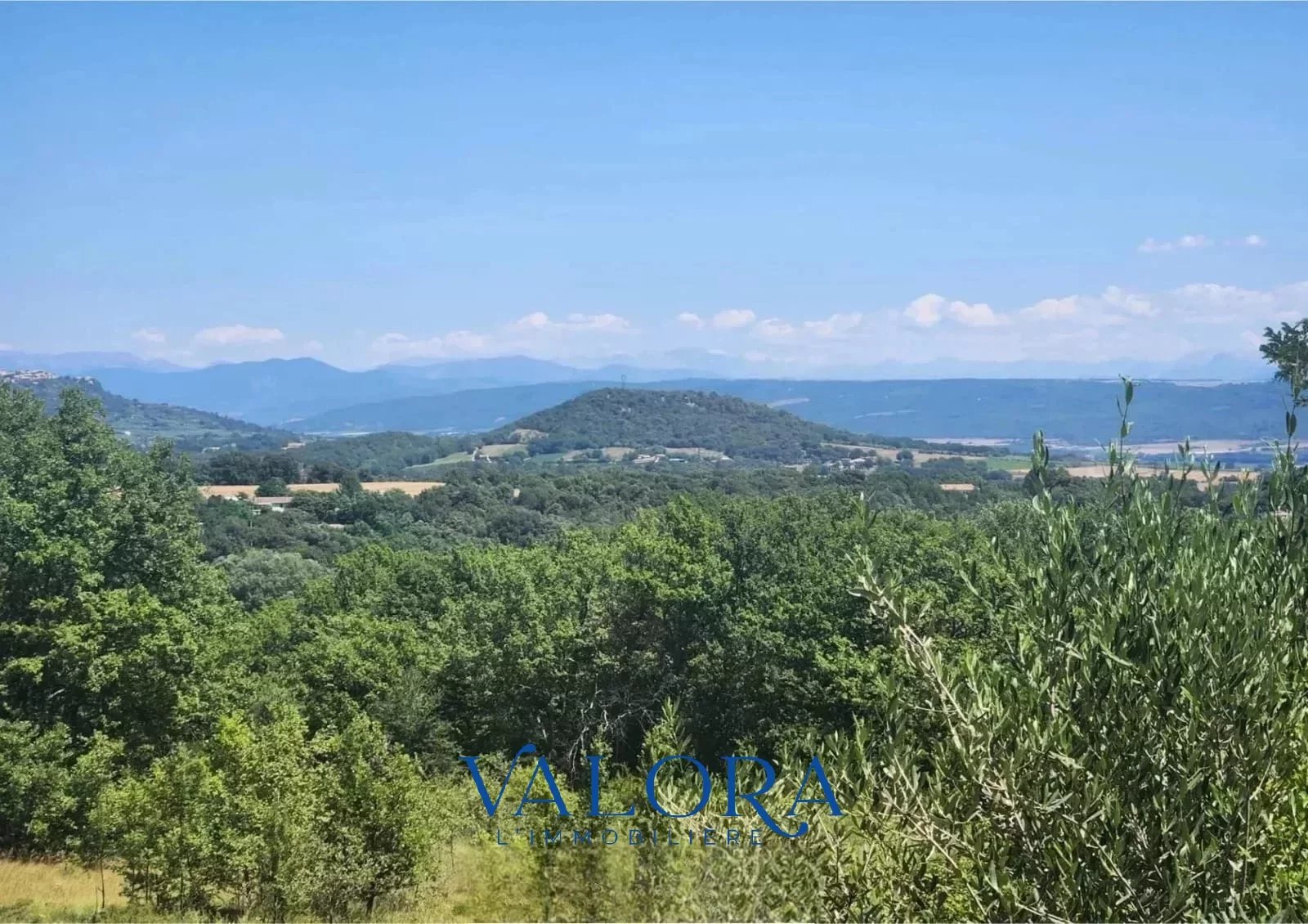 Domaine / Propriété touristique - 2000 m² bâtis - 23 hectares de terrain