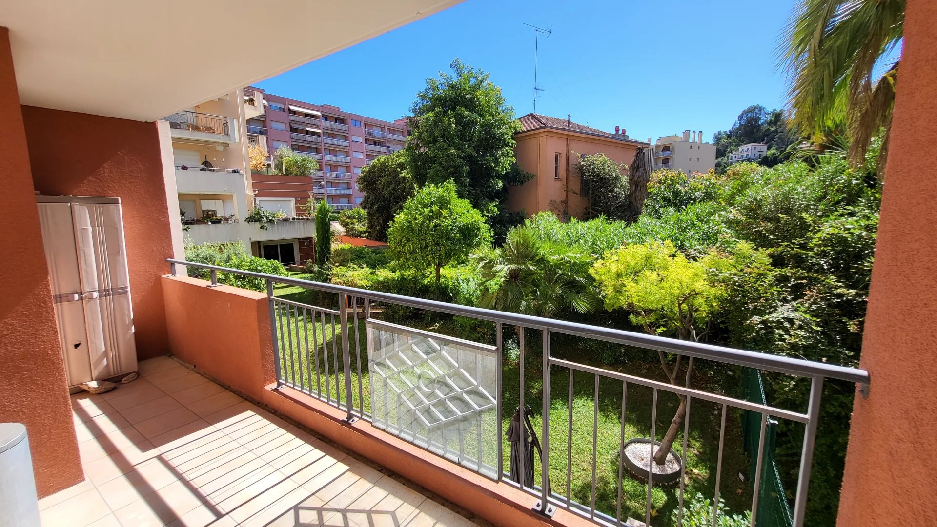 Menton -  Appartement 4 Pièces - terrasse - cave et garage