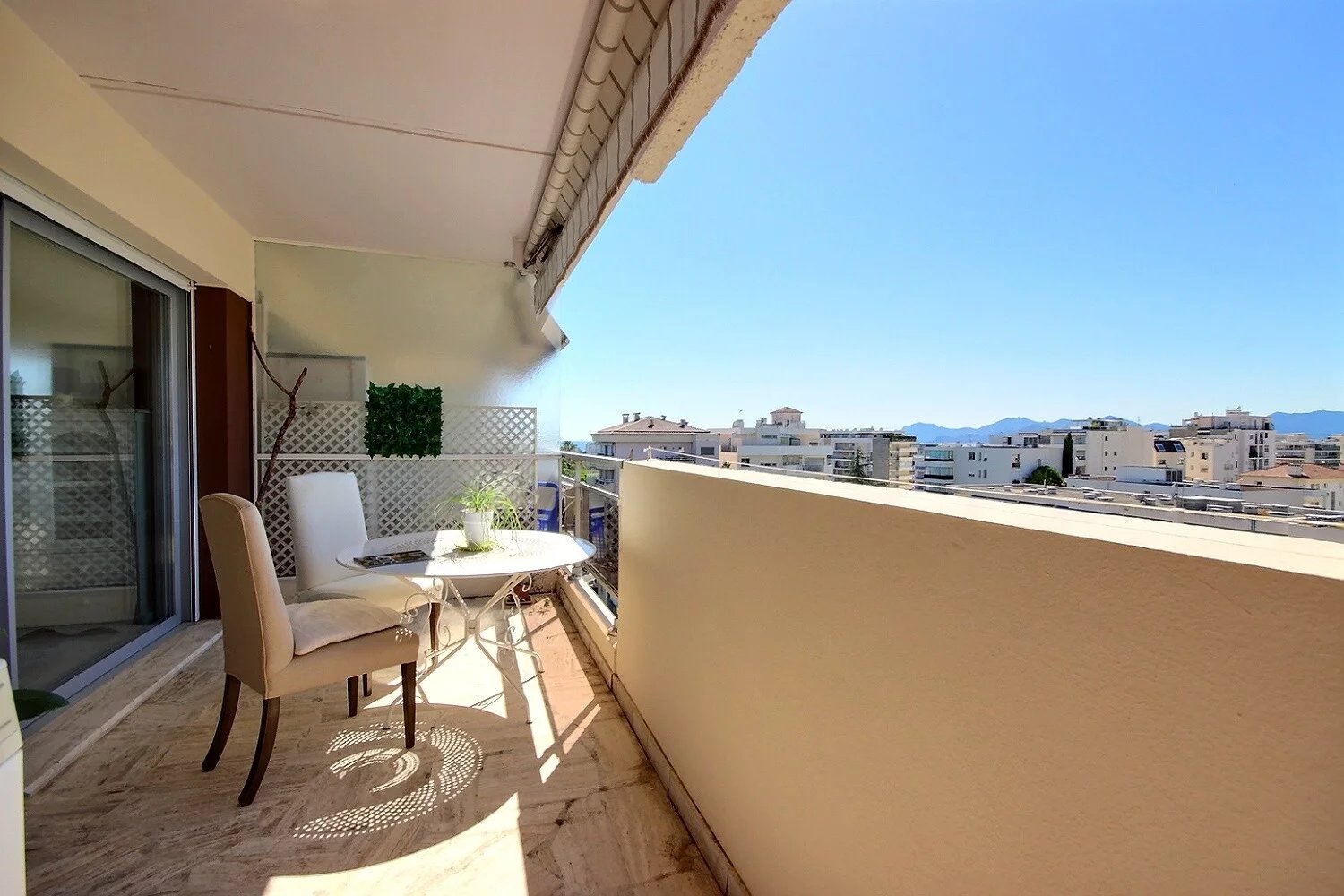 For Sale: Stunning Studio Apartment in Cannes Basse Californie