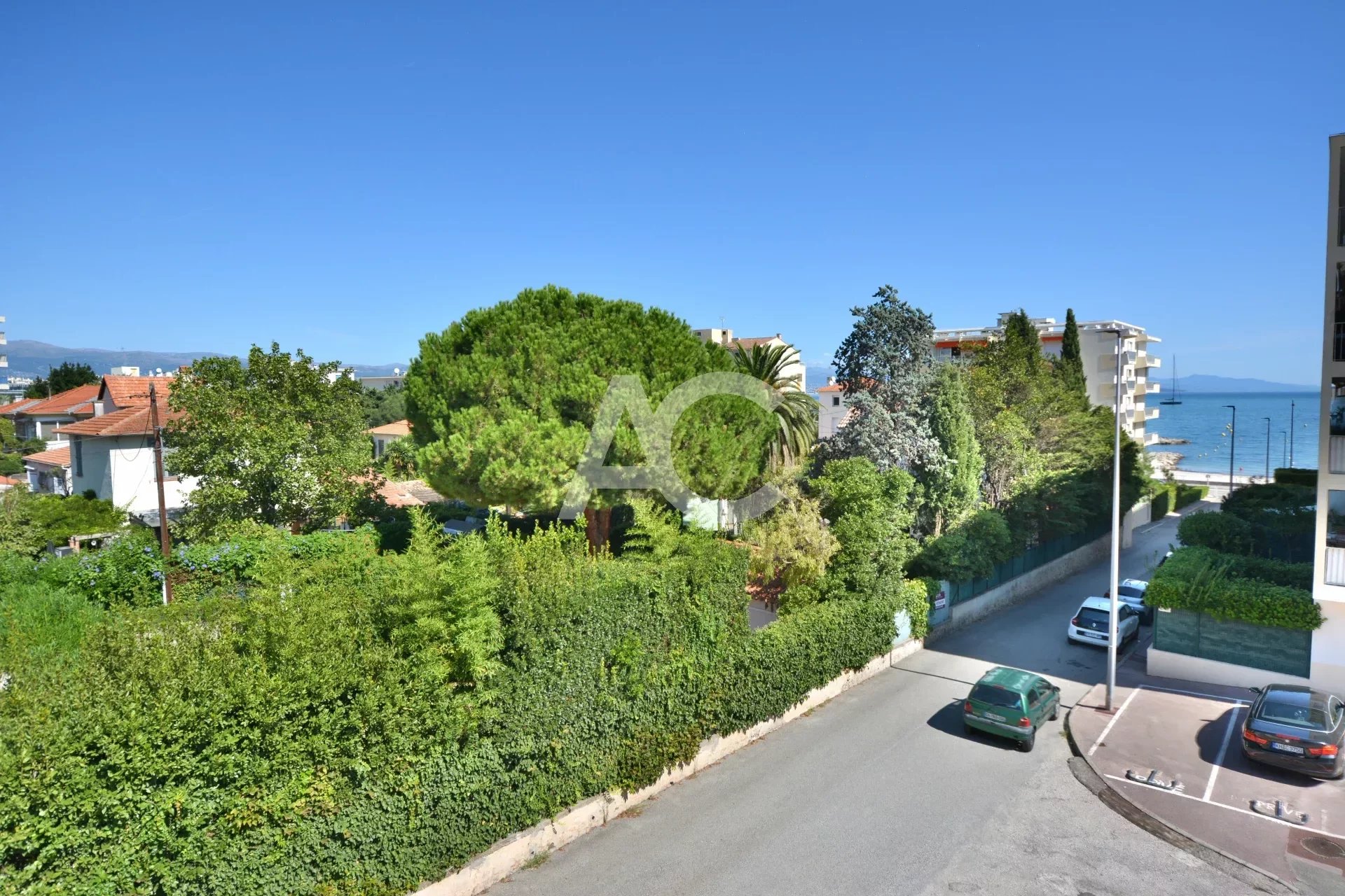 CAP D'ANTIBES - TWO BEDROOMS NEAR SALIS BEACH