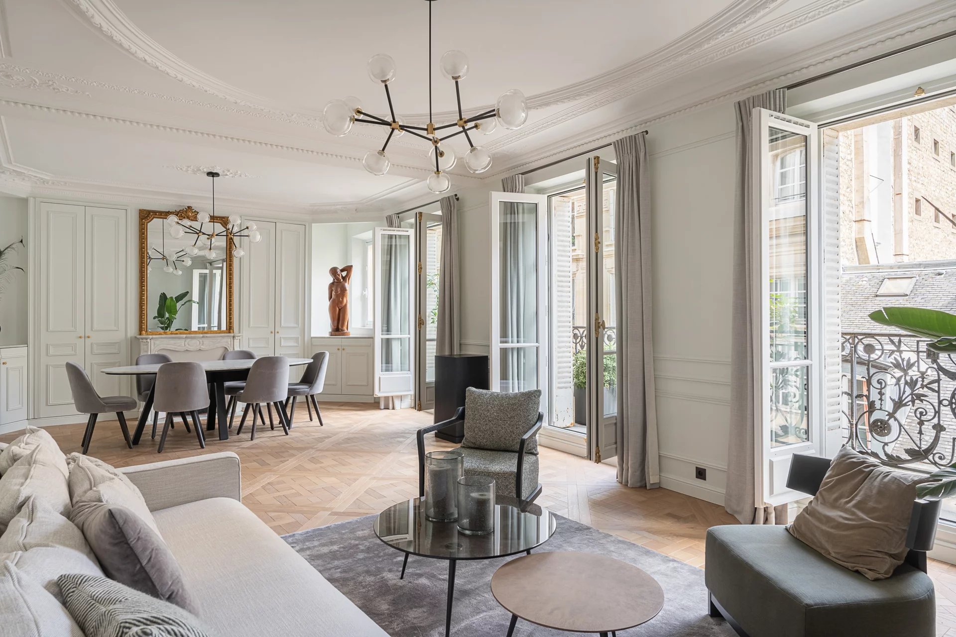 Paris 6 - Cherche-Midi - Premium apartment for sale - 3 bedrooms - 140 sq.m (1,507 sq ft) - fully renovated - optimised layout