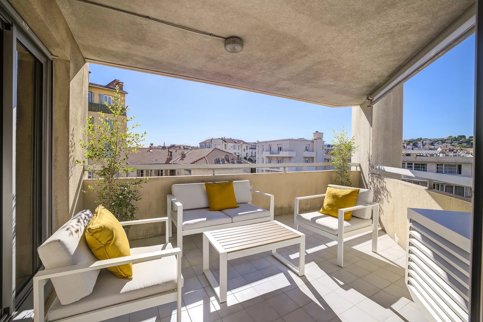 NICE RIQUIER - FOUR BEDROOM APARTMENT WITH LIFT AND TERRACES