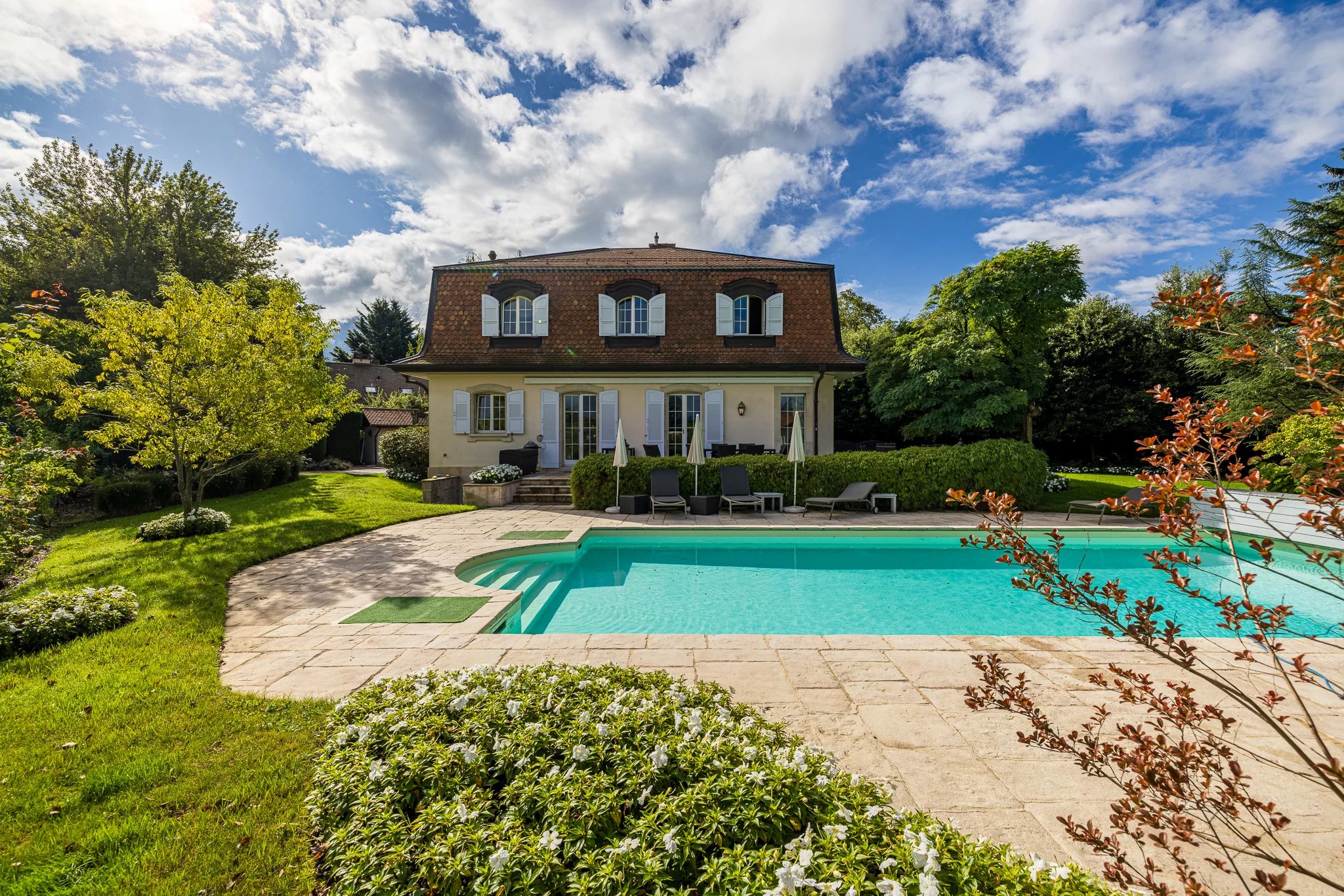 Propriété de Charme avec Piscine Chauffée et Potentiel d'Agrandissement