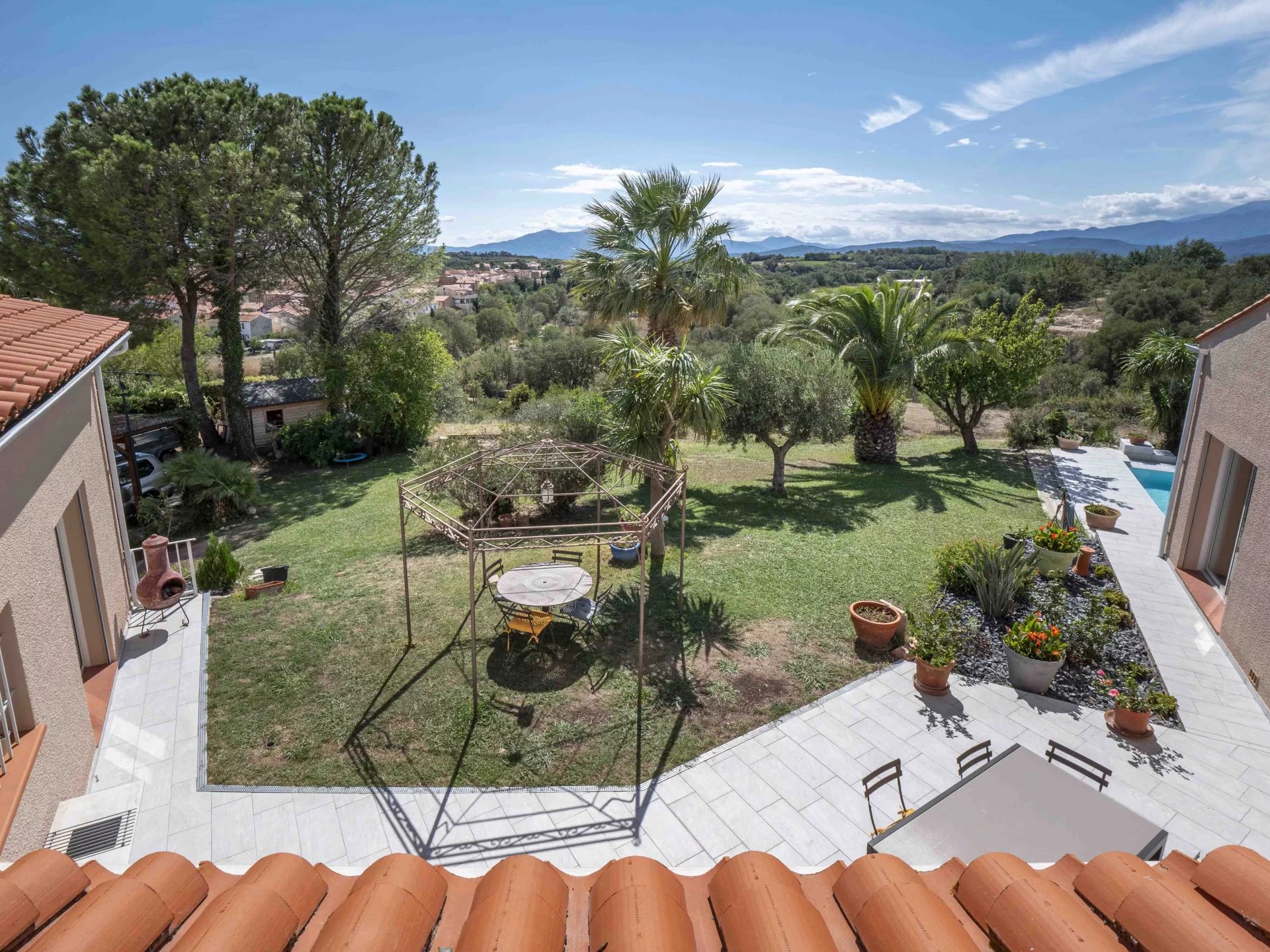 VILLA WITH PANORAMIC VIEWS, SWIMMING POOL, PLOT OF 6104M², NEAR THUIR