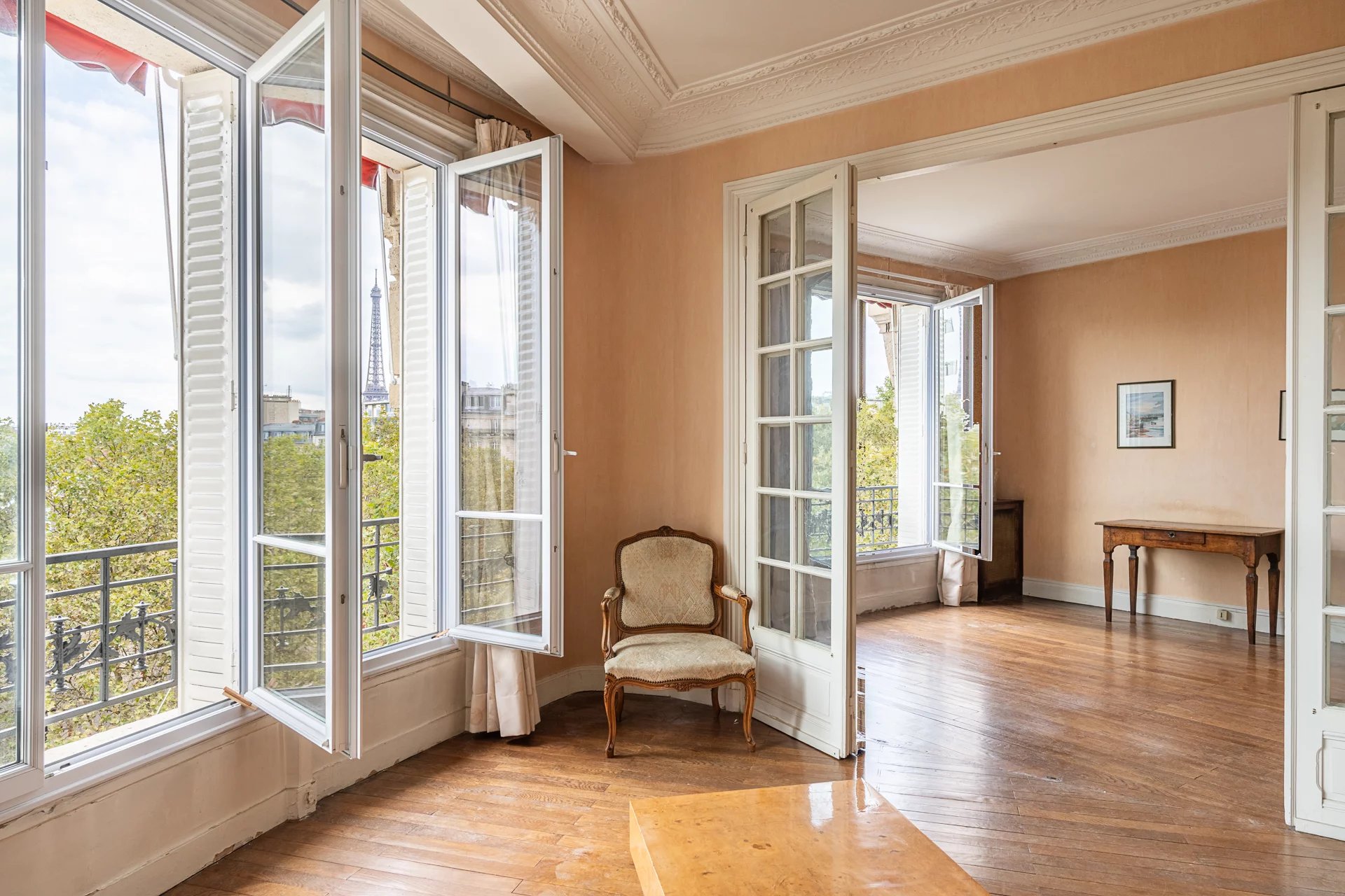 Paris 7e - Breteuil - Appartement à vendre - 119.47 m² - 4 pièces - 3 chambres - A rénover - Vue Tour Eiffel