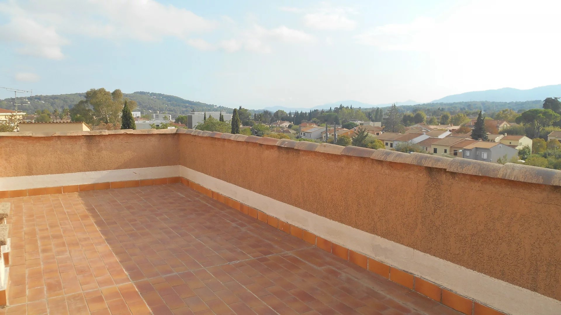 Mouans-Sartoux appartement  T1 bis avec terrasse de 25 m2 parking et cave