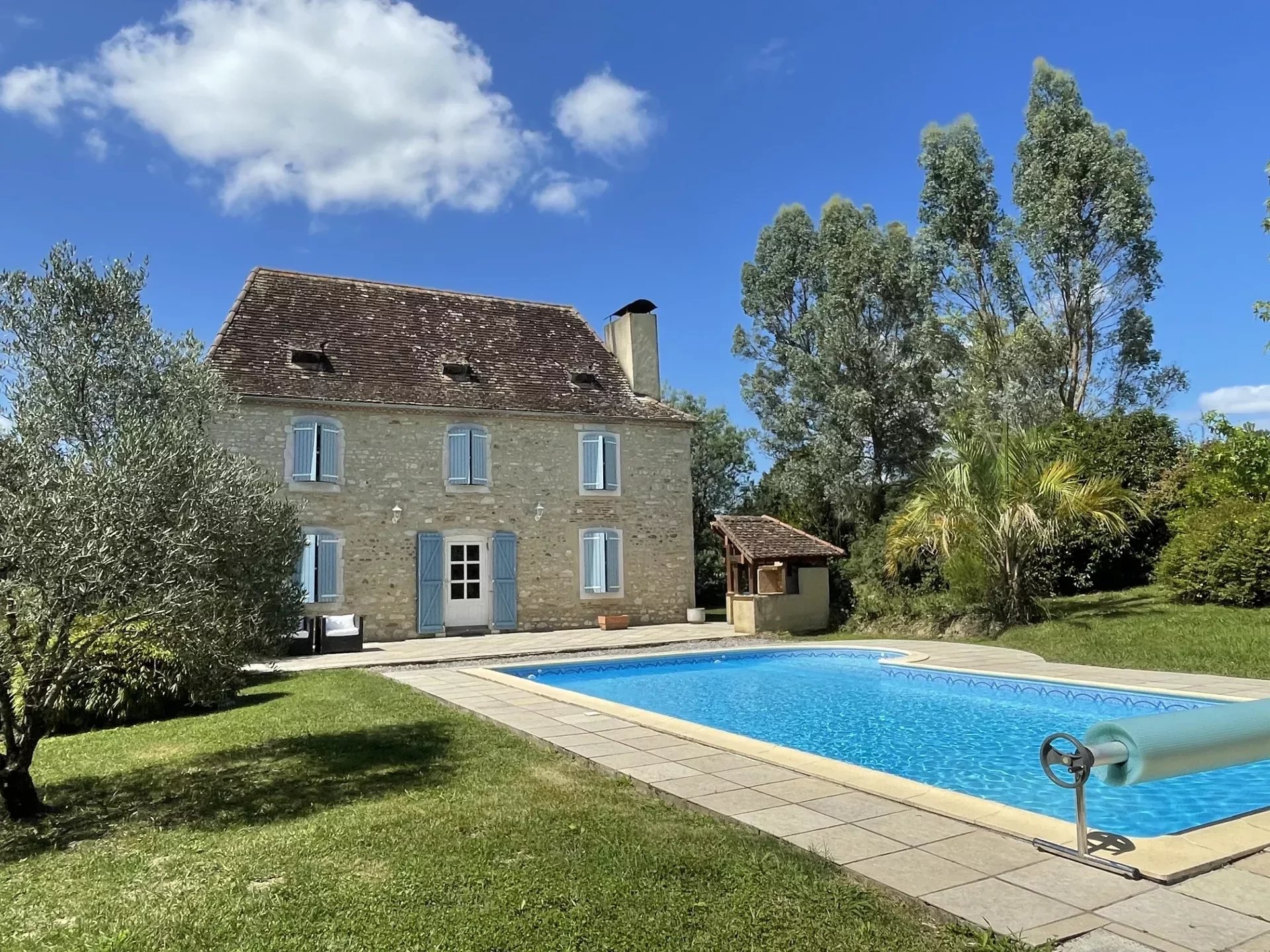 An authentic Bearnaise house with pool and outbuildings