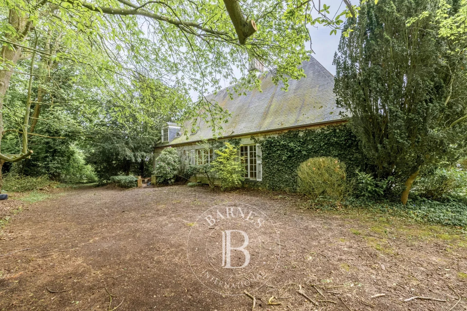 Villa à rénover, avec beau potentiel, en bordure de forêt de Soignes