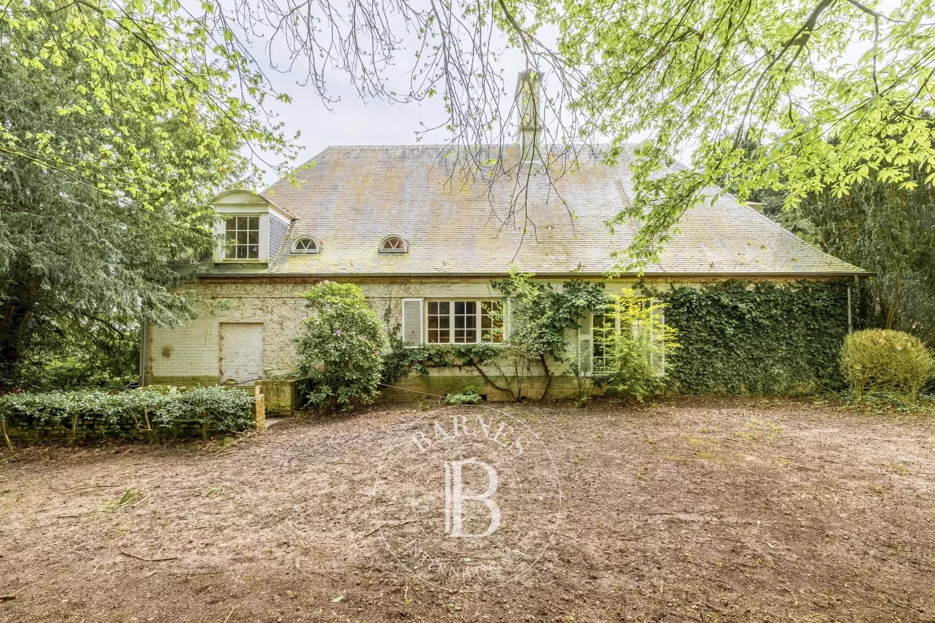 Villa à rénover, avec beau potentiel, en bordure de forêt de Soignes