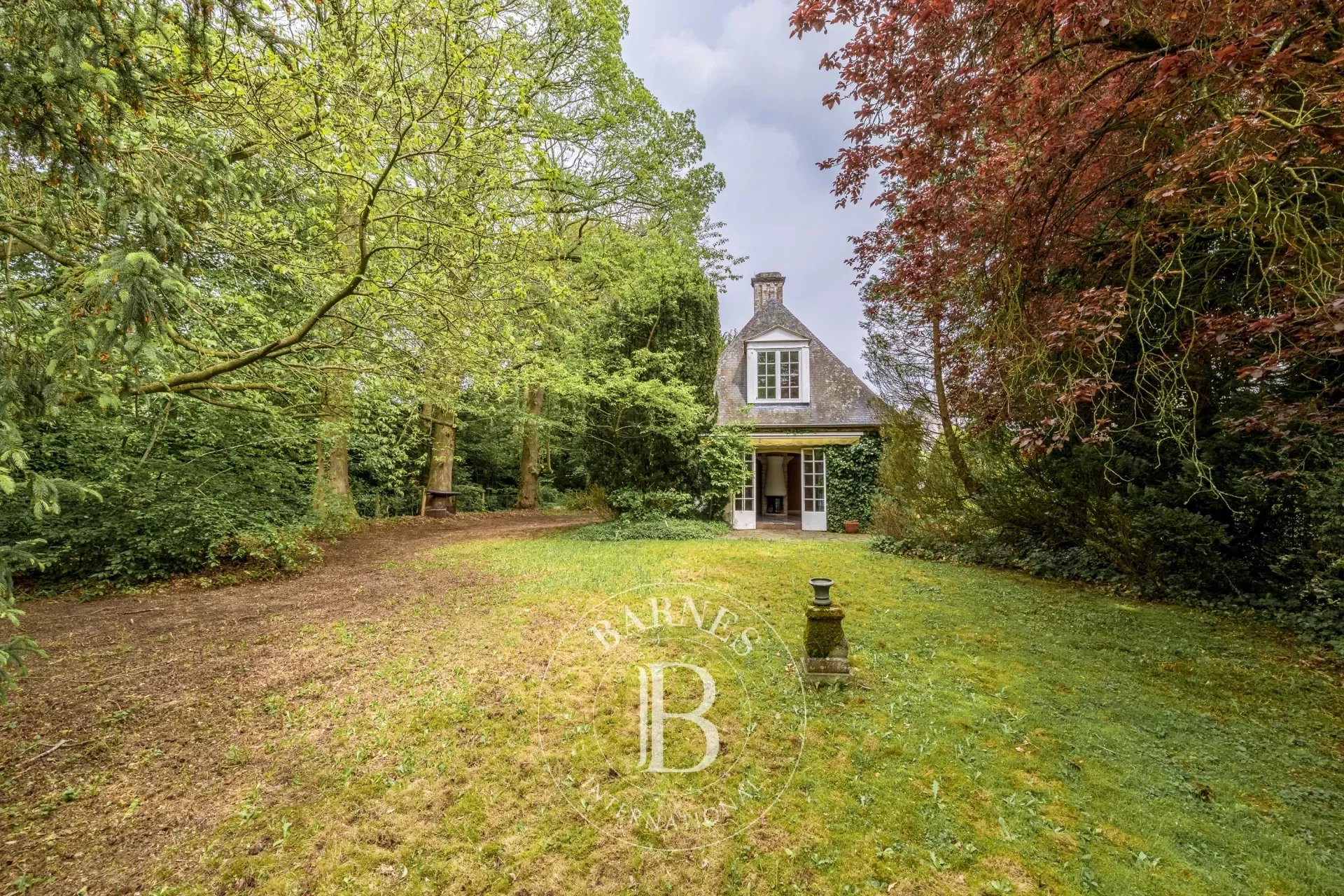 Villa à rénover, avec beau potentiel, en bordure de forêt de Soignes