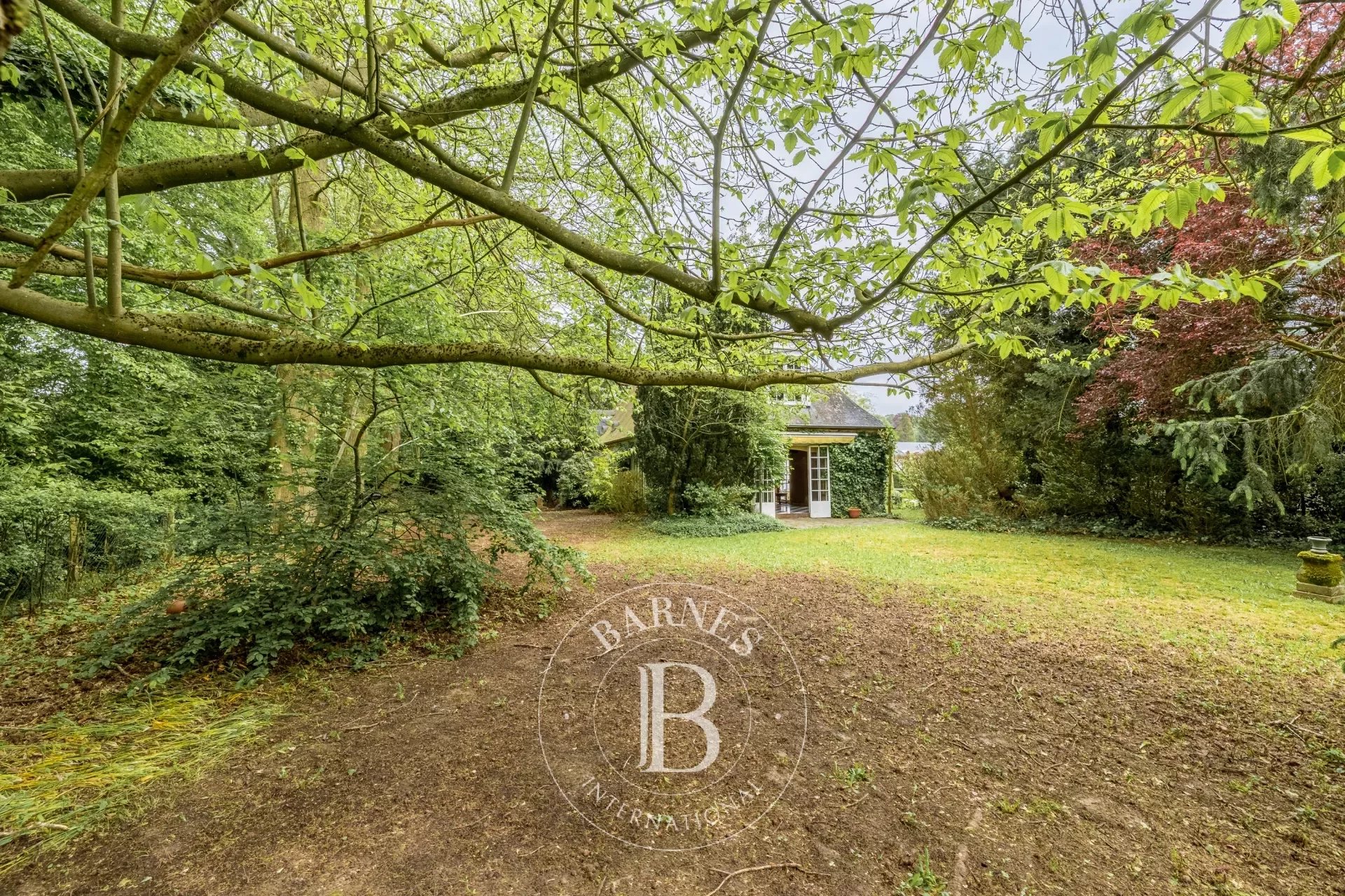 Villa à rénover, avec beau potentiel, en bordure de forêt de Soignes