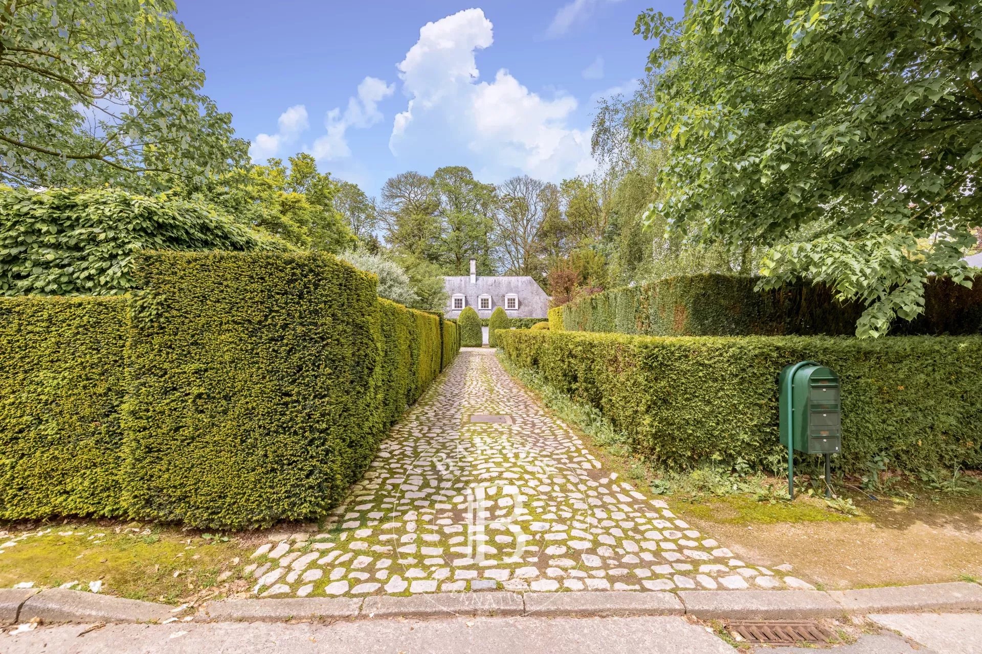 Villa met veel potentieel aan de rand van het Zoniënwoud.