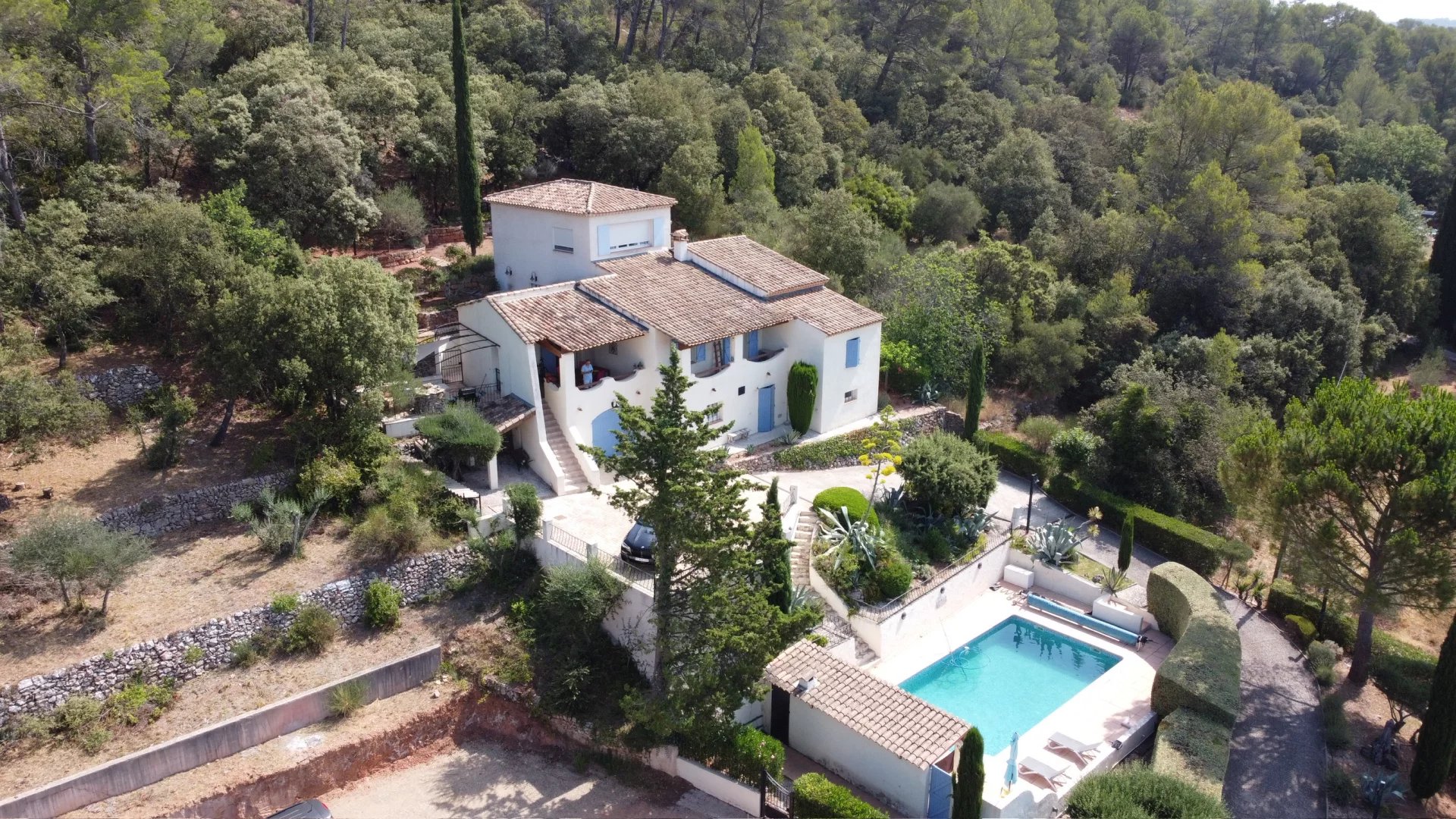 Le Val, volumes, matériaux de qualité et vue panoramique 