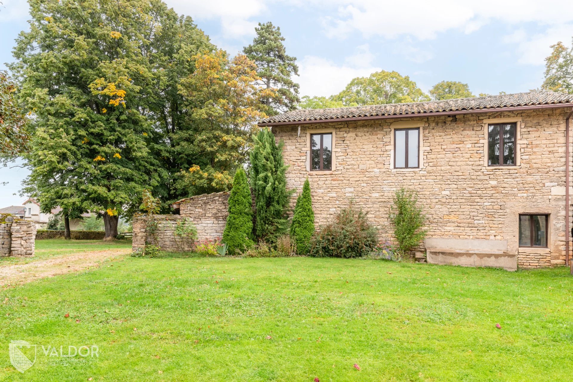 Maison en pierres avec 1 463 m² de terrain