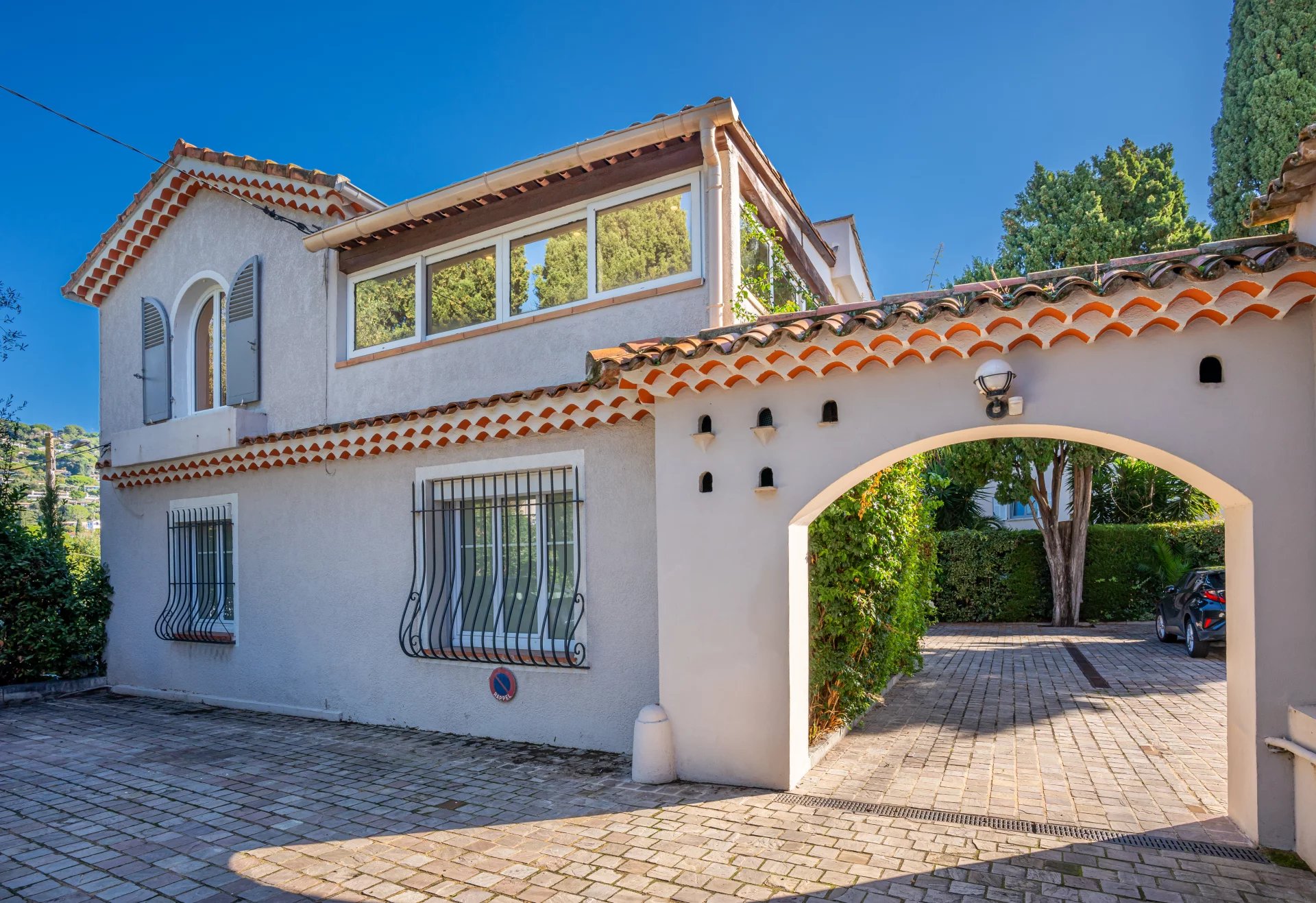 10 minutes from the Rue d'Antibes Completely renovated villa