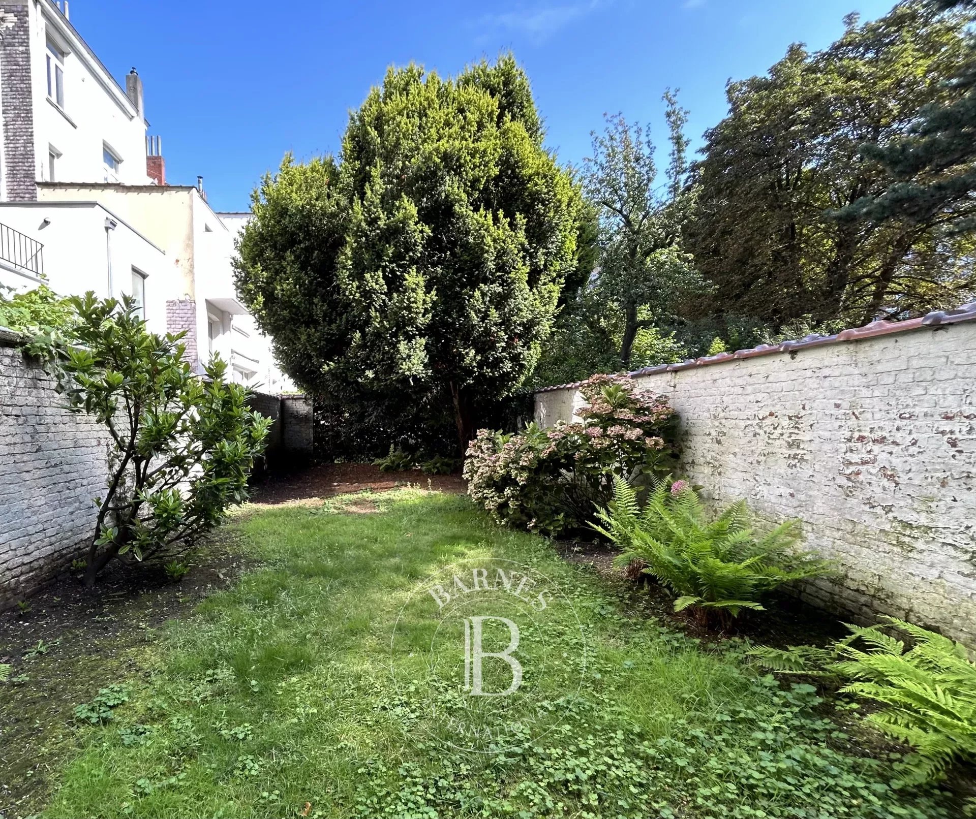 Ixelles - quartier Louise - Grande maison avec jardin à rénover.