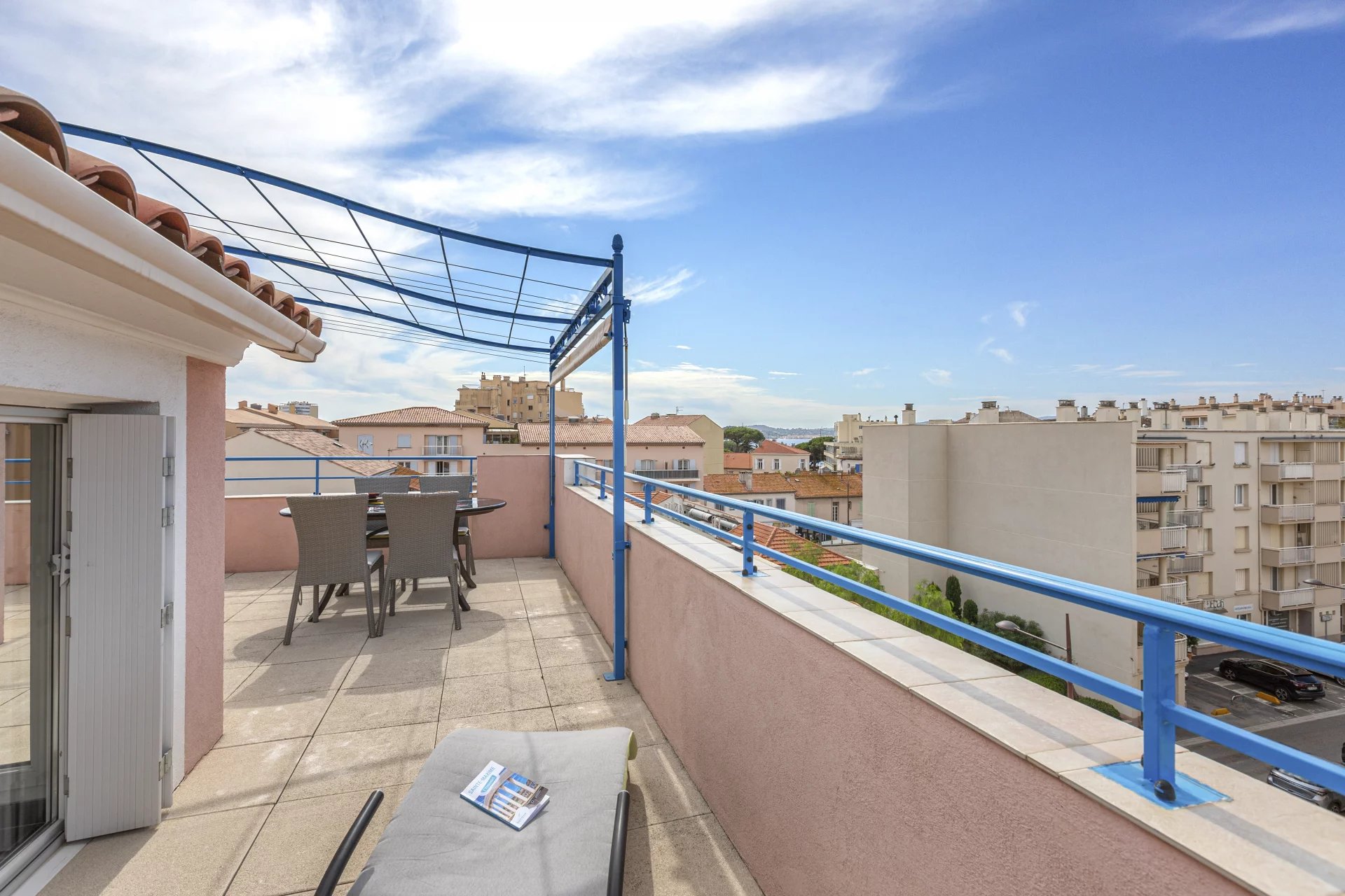 Bright penthouse with large terraces in the centre of Sainte Maxime