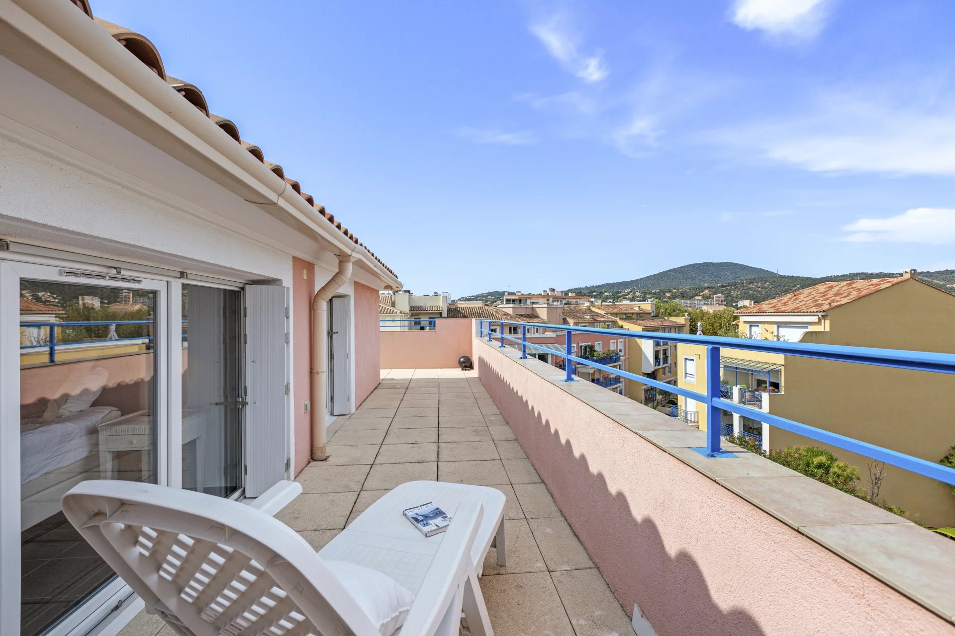 Bright penthouse with large terraces in the centre of Sainte Maxime