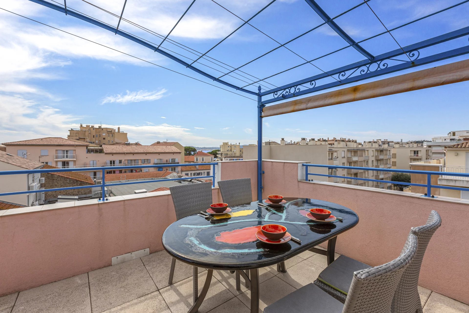 Bright penthouse with large terraces in the centre of Sainte Maxime