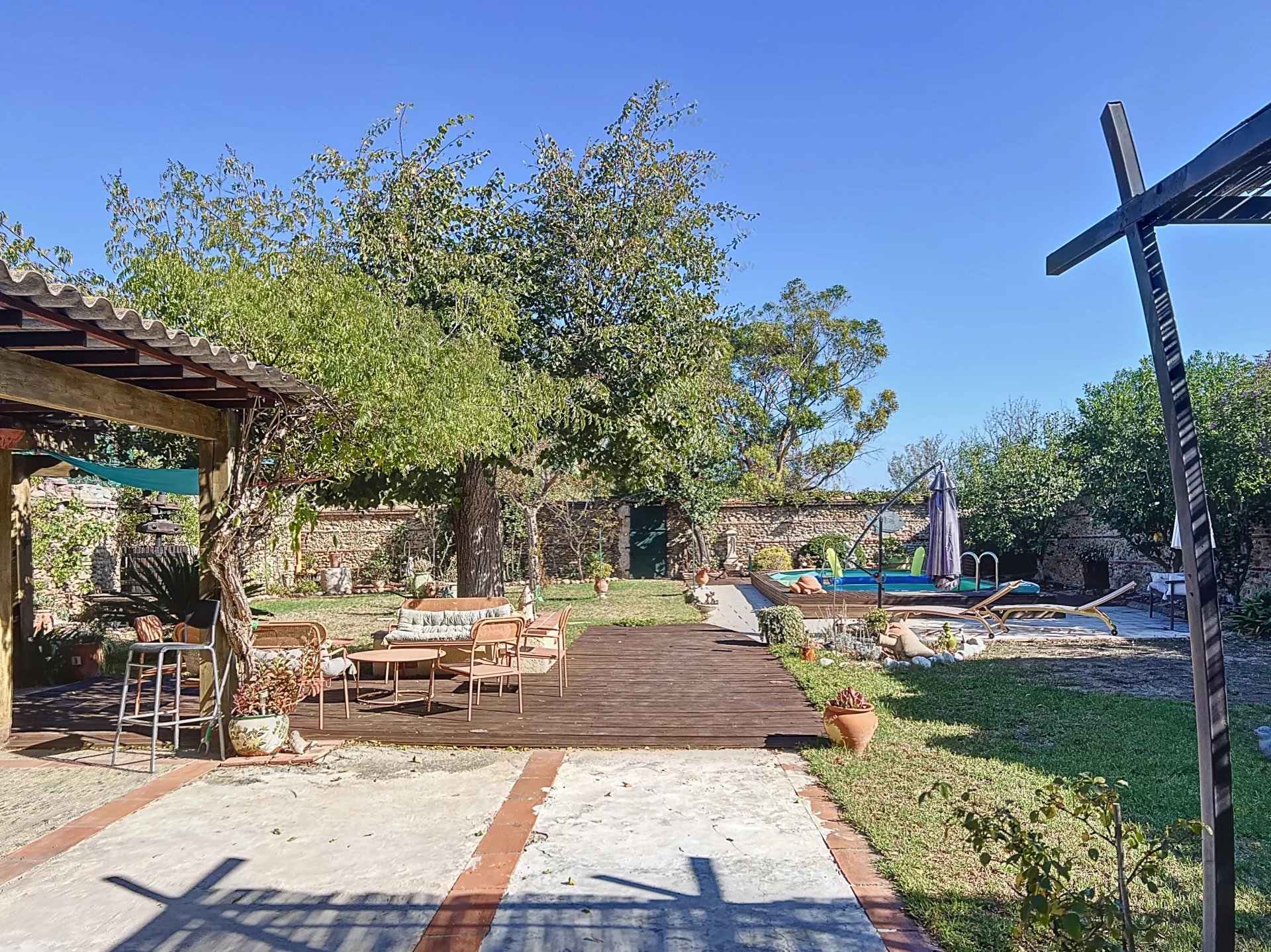 STONE HOUSE WITH GARDEN AND POOL, PERPIGNAN