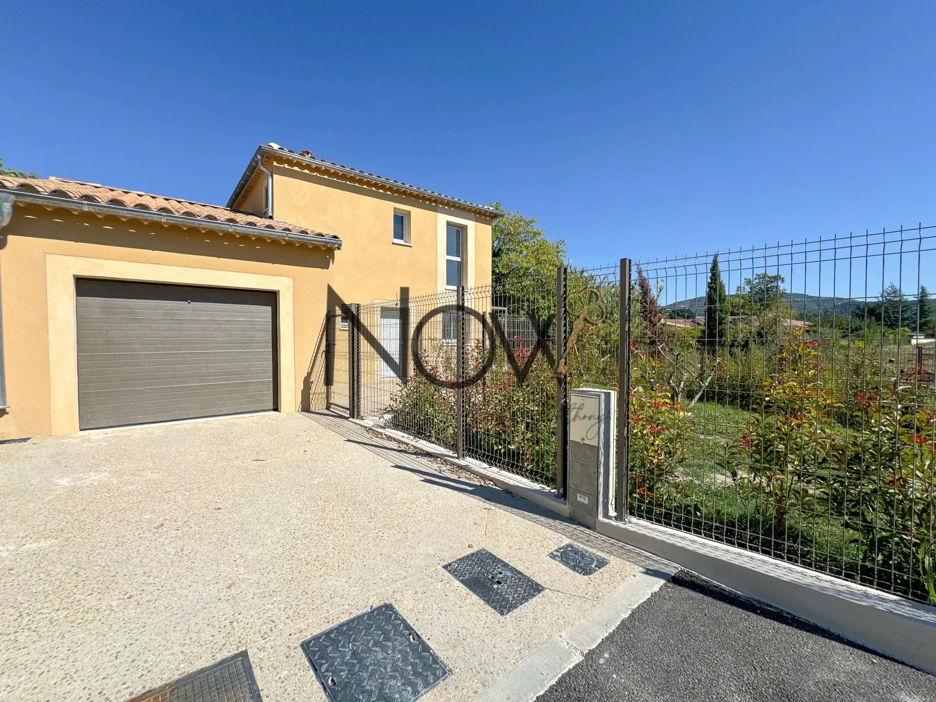 Villa Neuve avec jardin, garage, 4 chambres proche du Golf de Saumane de Vaucluse