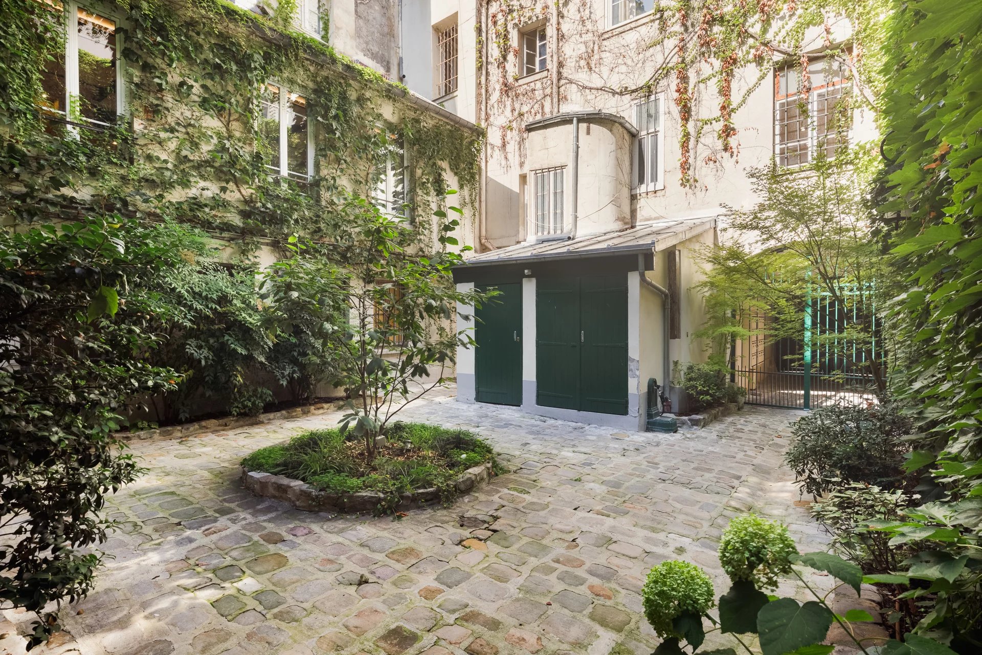 Paris 6 - Saint-Germain-des-Prés - Apartment for sale - 59 sq.m (635 sq ft) - 1 bedroom - Fantastic volume - Immaculate condition