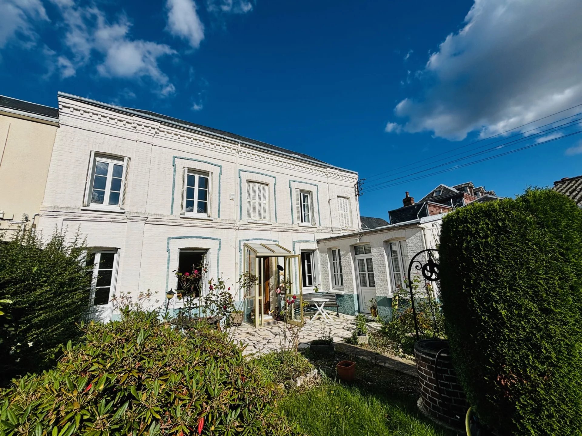 DEUX MAISONS SUR LE VIEUX BIHOREL