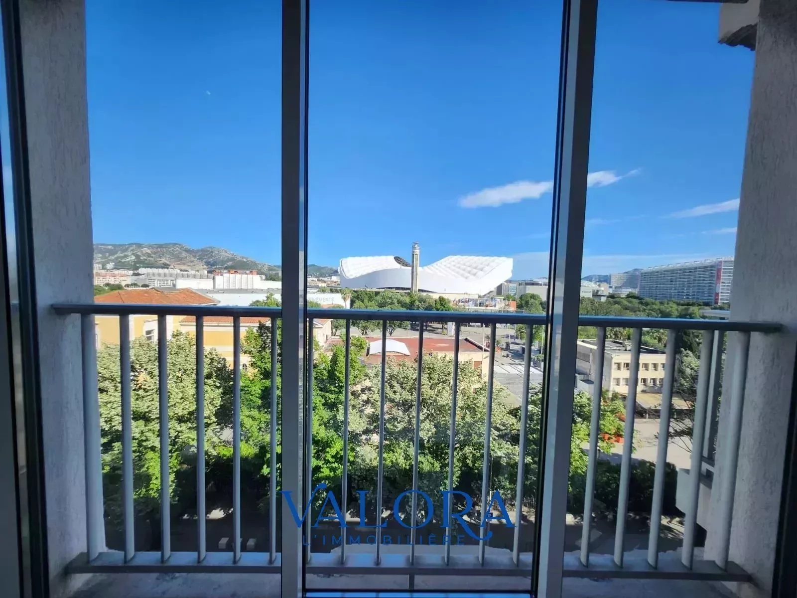 APPARTEMENT EN VILLE AVEC TERRASSE - VUE PANORAMIQUE  MARSEILLE 8ème - METRO/BUS/PARC CHANOT