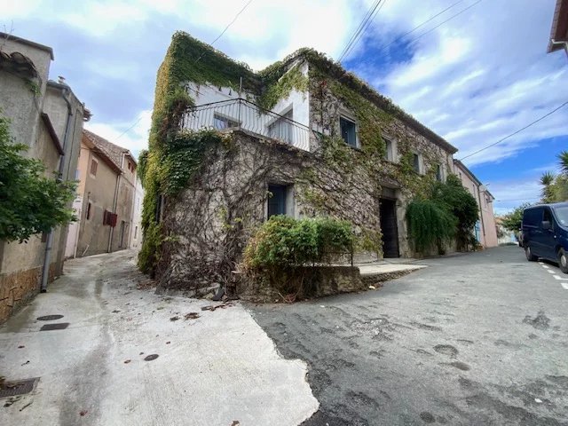 Maison en pierre avec terrasse et grand garage