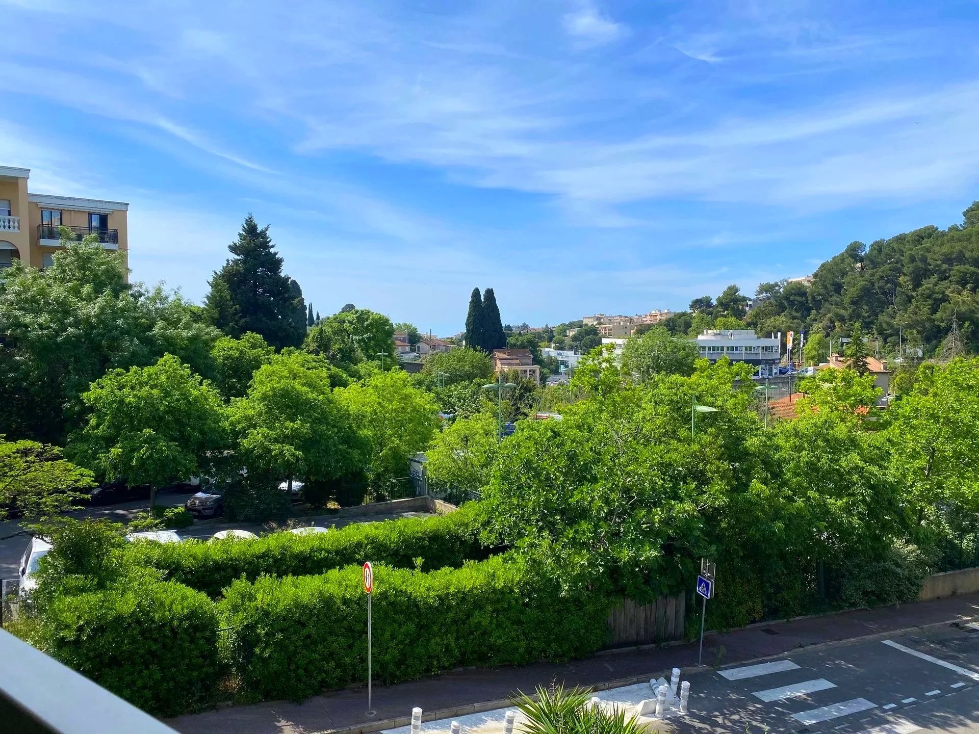 Le Cannet Town Hall in a quiet area, vast 3-room apartment with a view of greenery