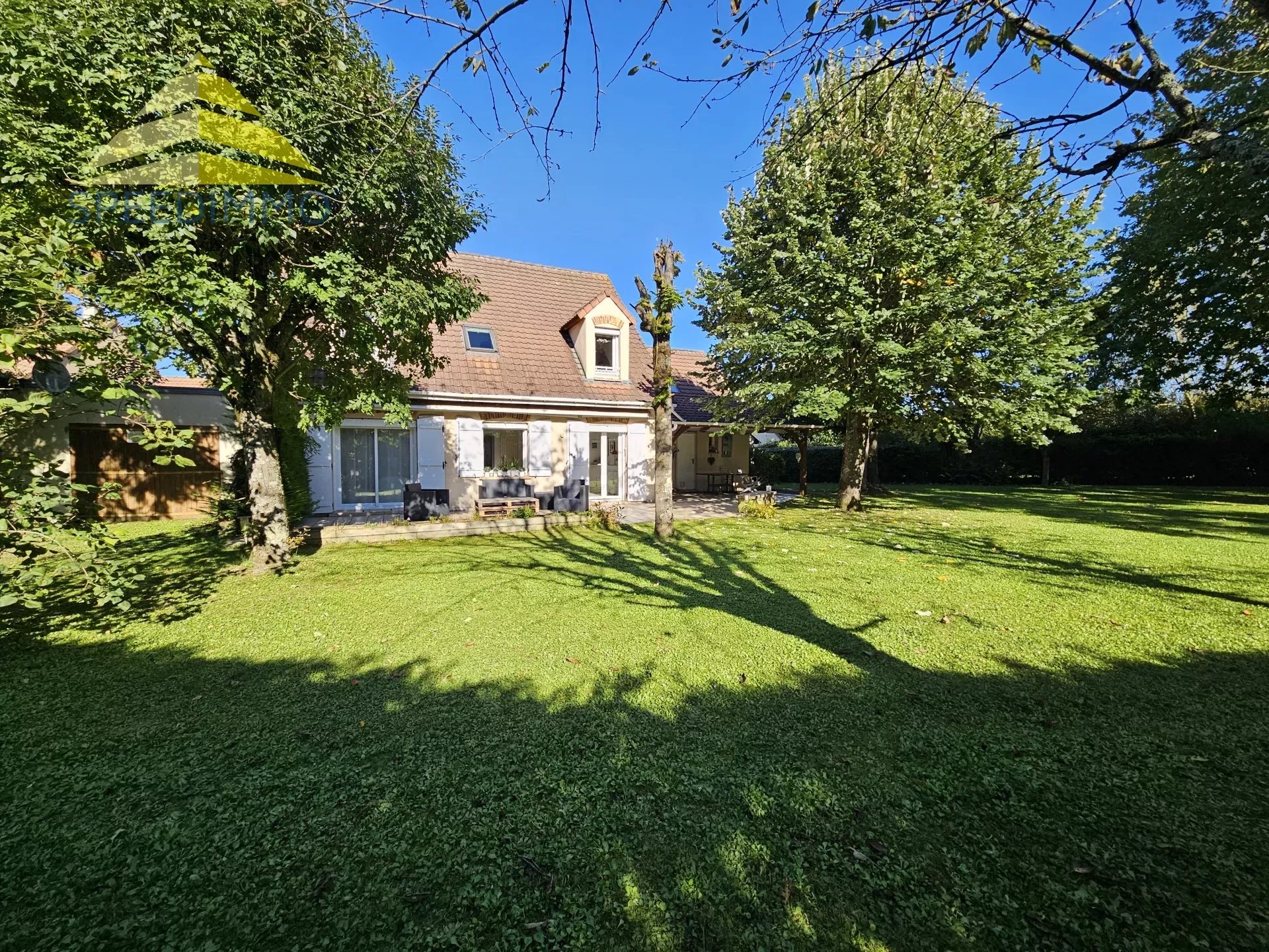 Maison 6 pièces avec grand jardin et prestations de qualité