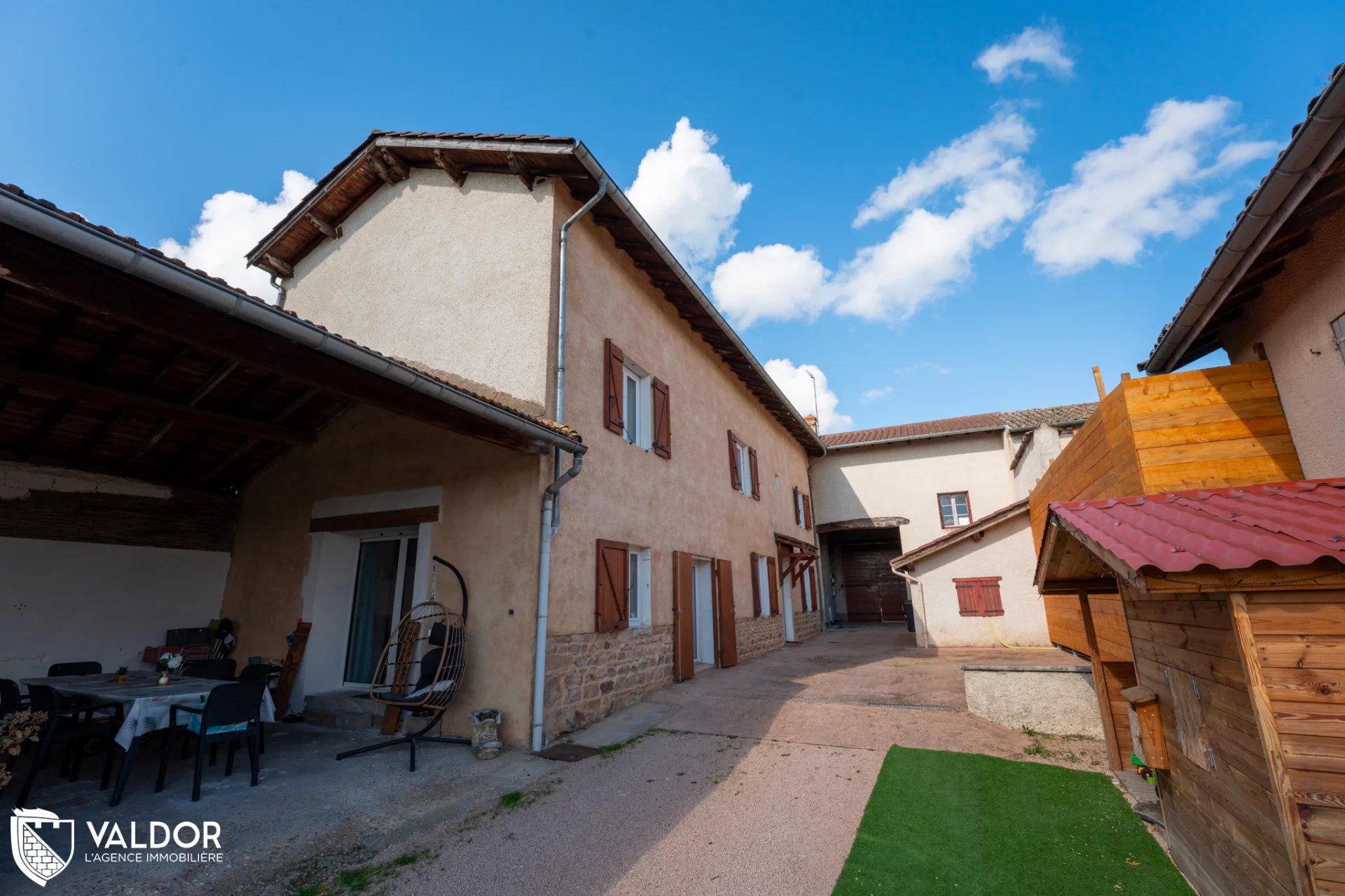 Belle maison 4 chambres avec jardin, cave, garage et dépendance.