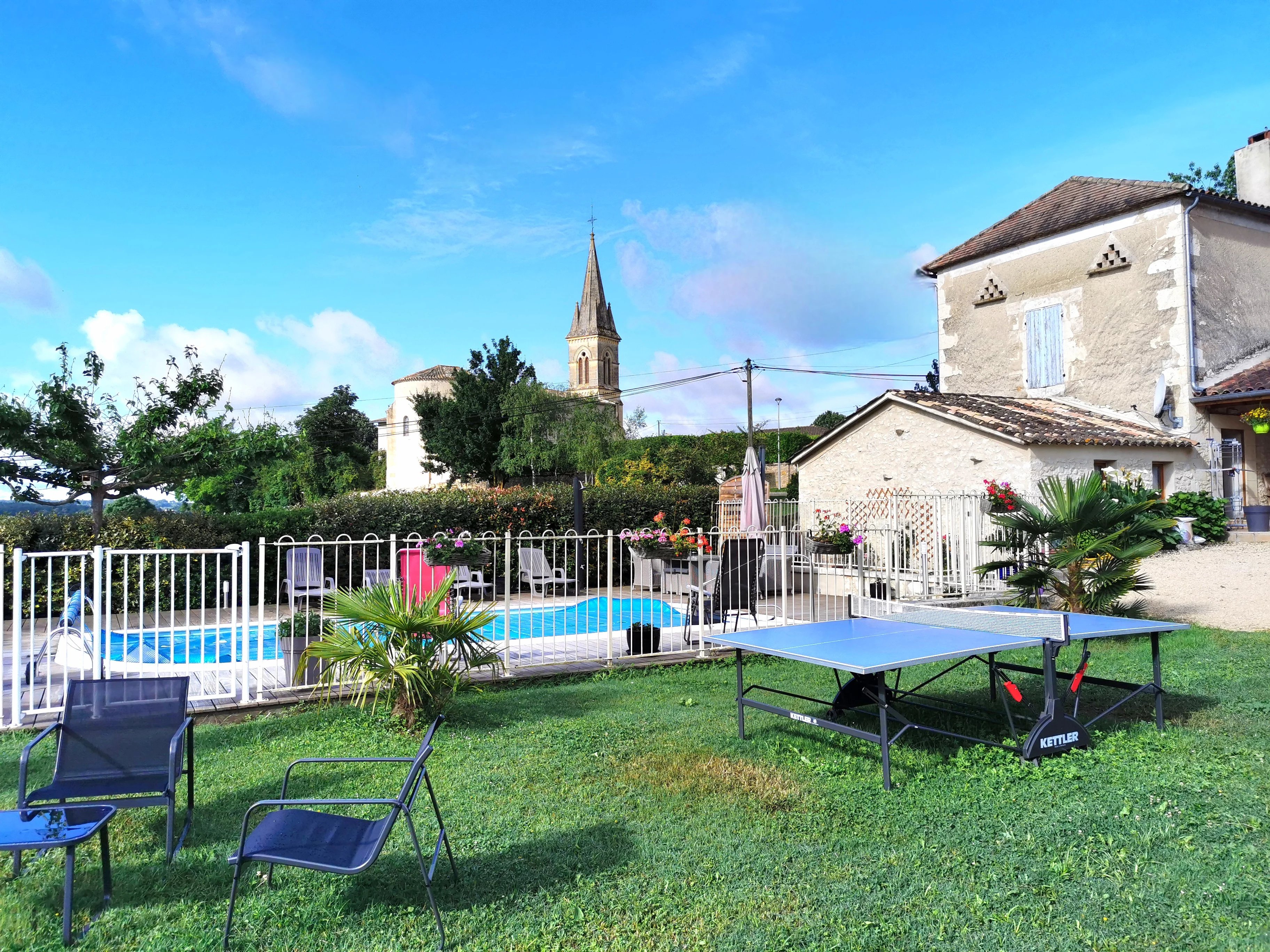 Propriété de hameau sur un terrain généreux avec piscine