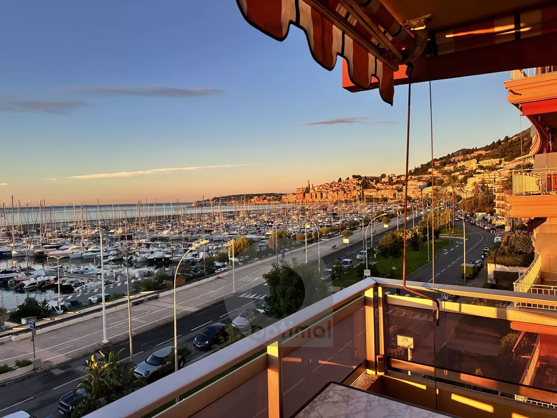 Menton Garavan appartement trois piéces bord de mer vue panoramique mer, ports et Vieille-Ville