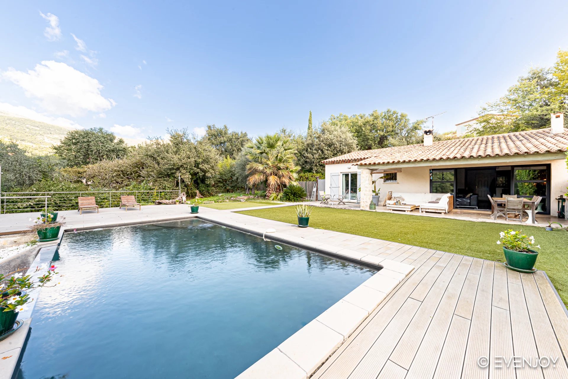 BELLE VILLA -TOURRETTES SUR LOUP. PISCINE. BEAU TERRAIN.