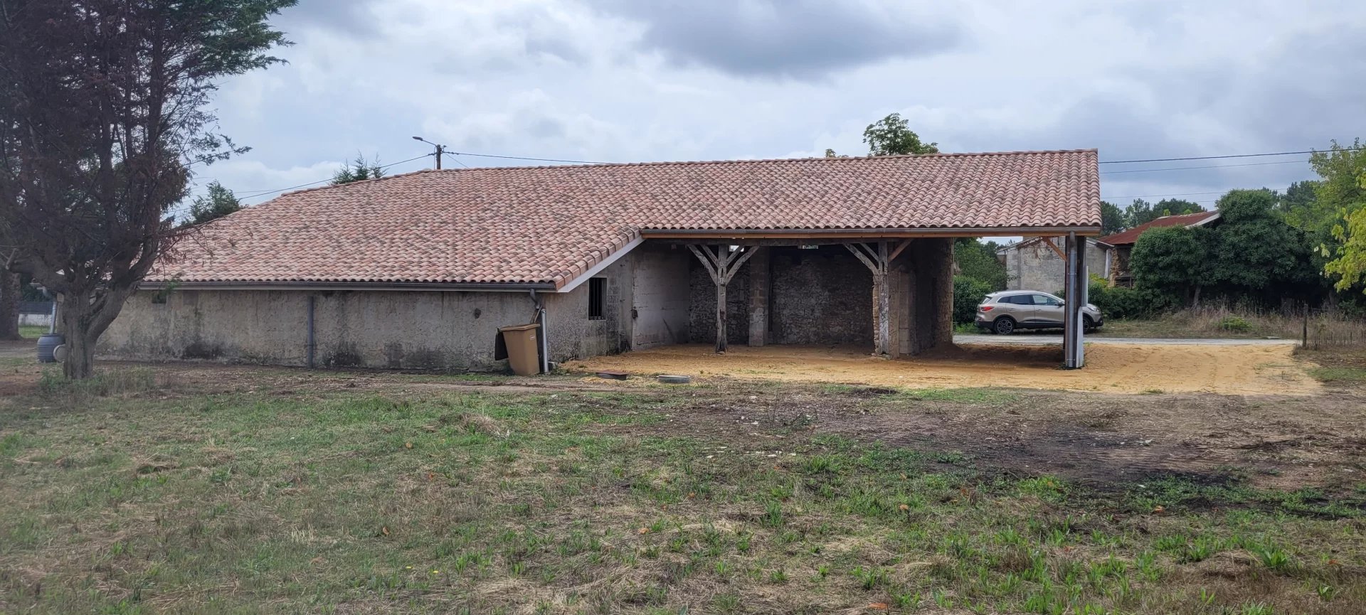 33230 - SECTEUR COUTRAS - ENSEMBLE IMMOBILIER A RENOVER - 330m² HABITABLES  ET GRAND TERRAIN