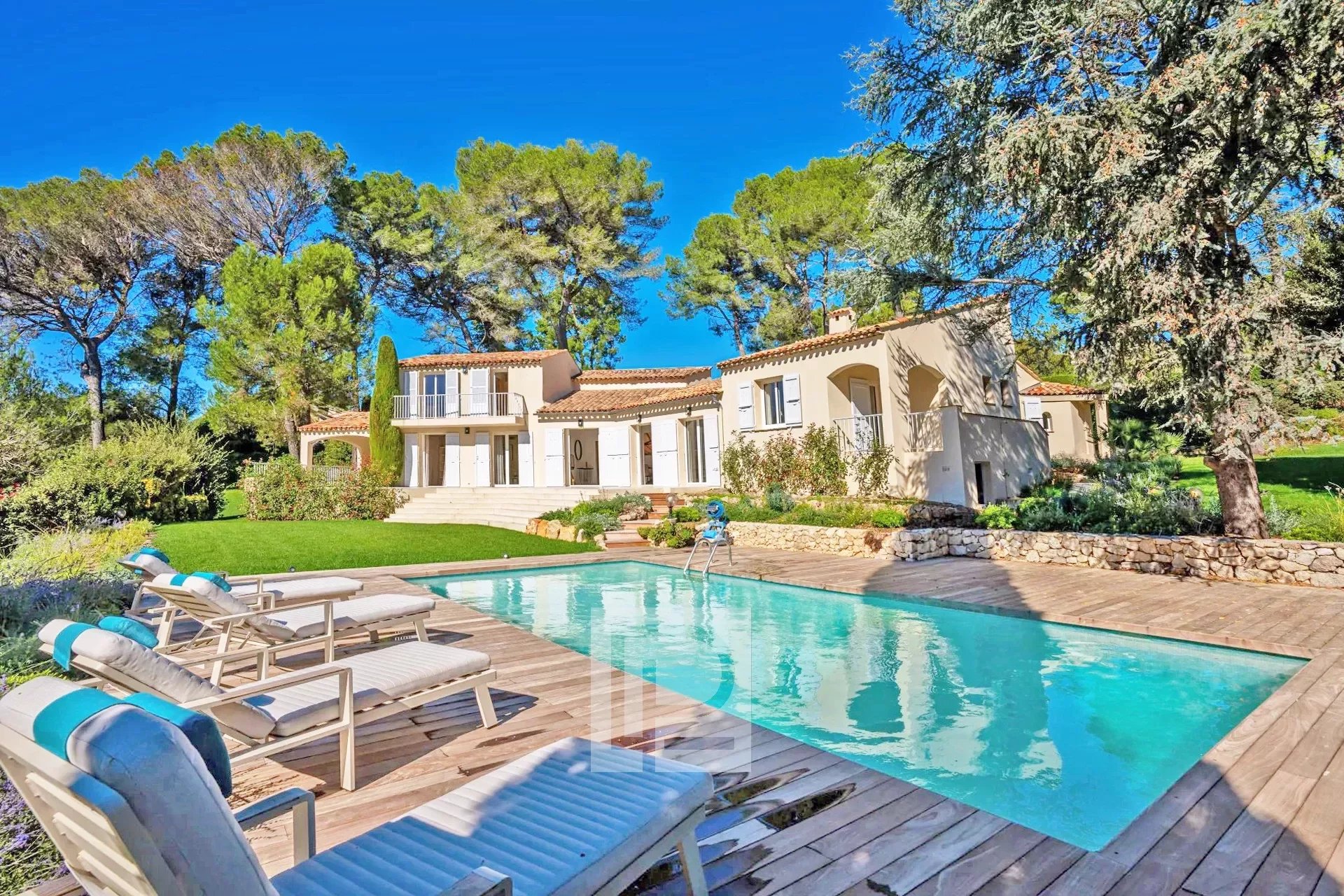 Villa moderne rénovée avec piscine dans un domaine résidentiel