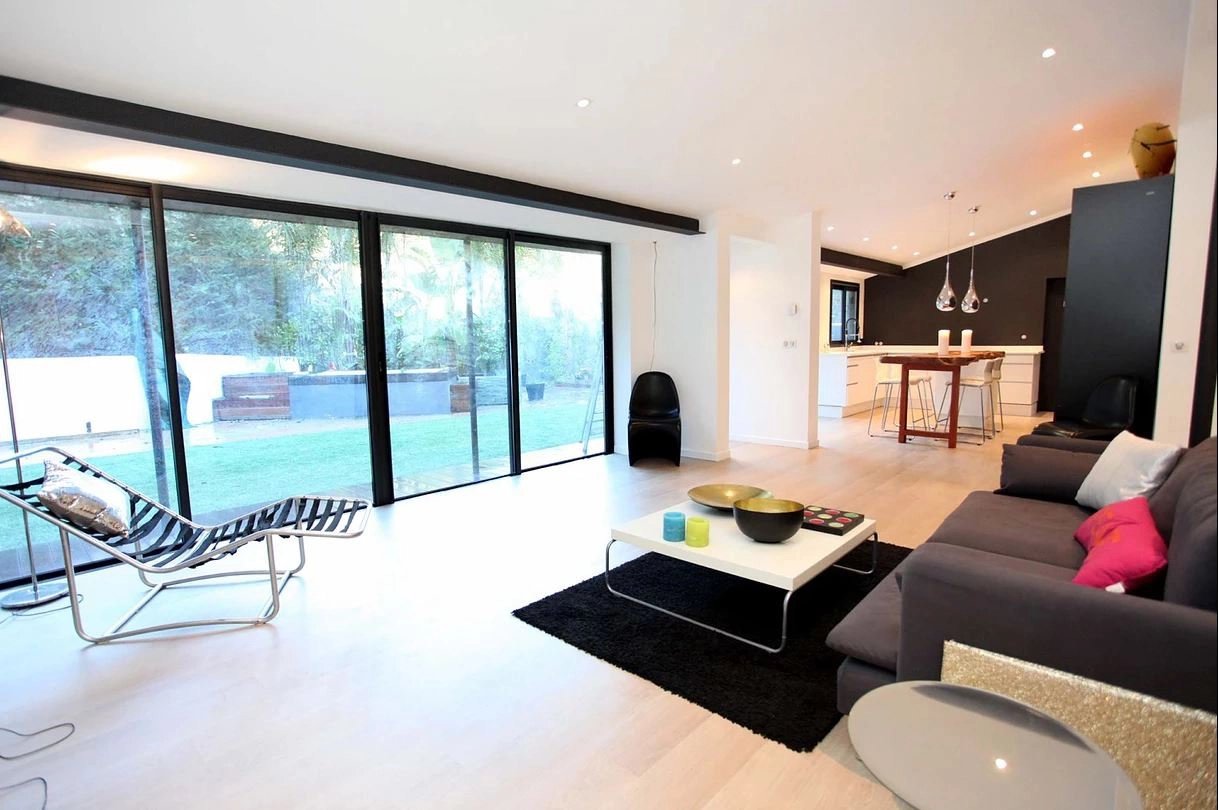 Living-room, natural light, kitchen bar, wood floors
